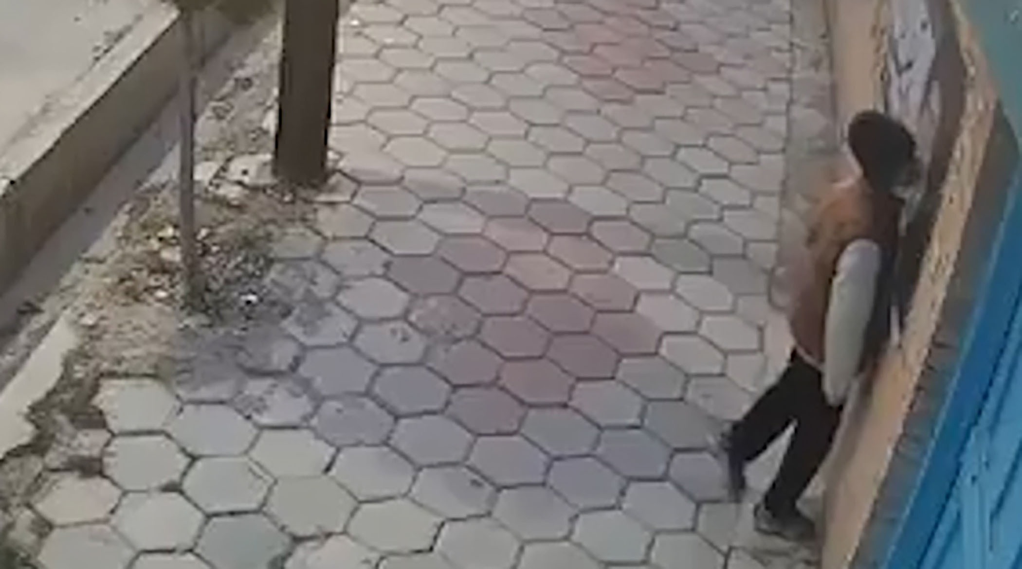 بوسه مخفیانه پسربچه بر تصویر رهبر شهید انقلاب