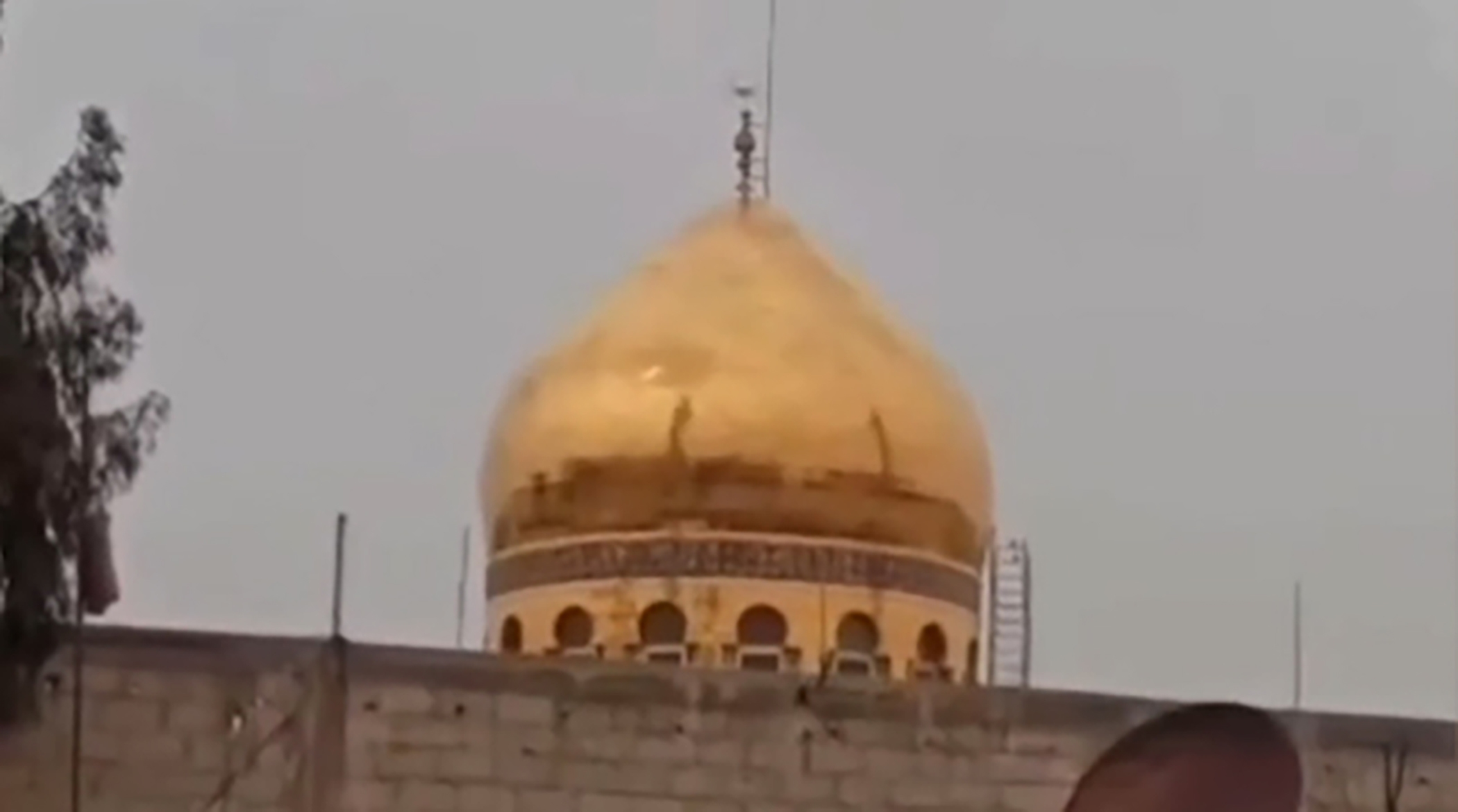 پایین کشیدن پرچم حرم حضرت زینب؛ پرچم بنی امیه را بالا می‌بریم!