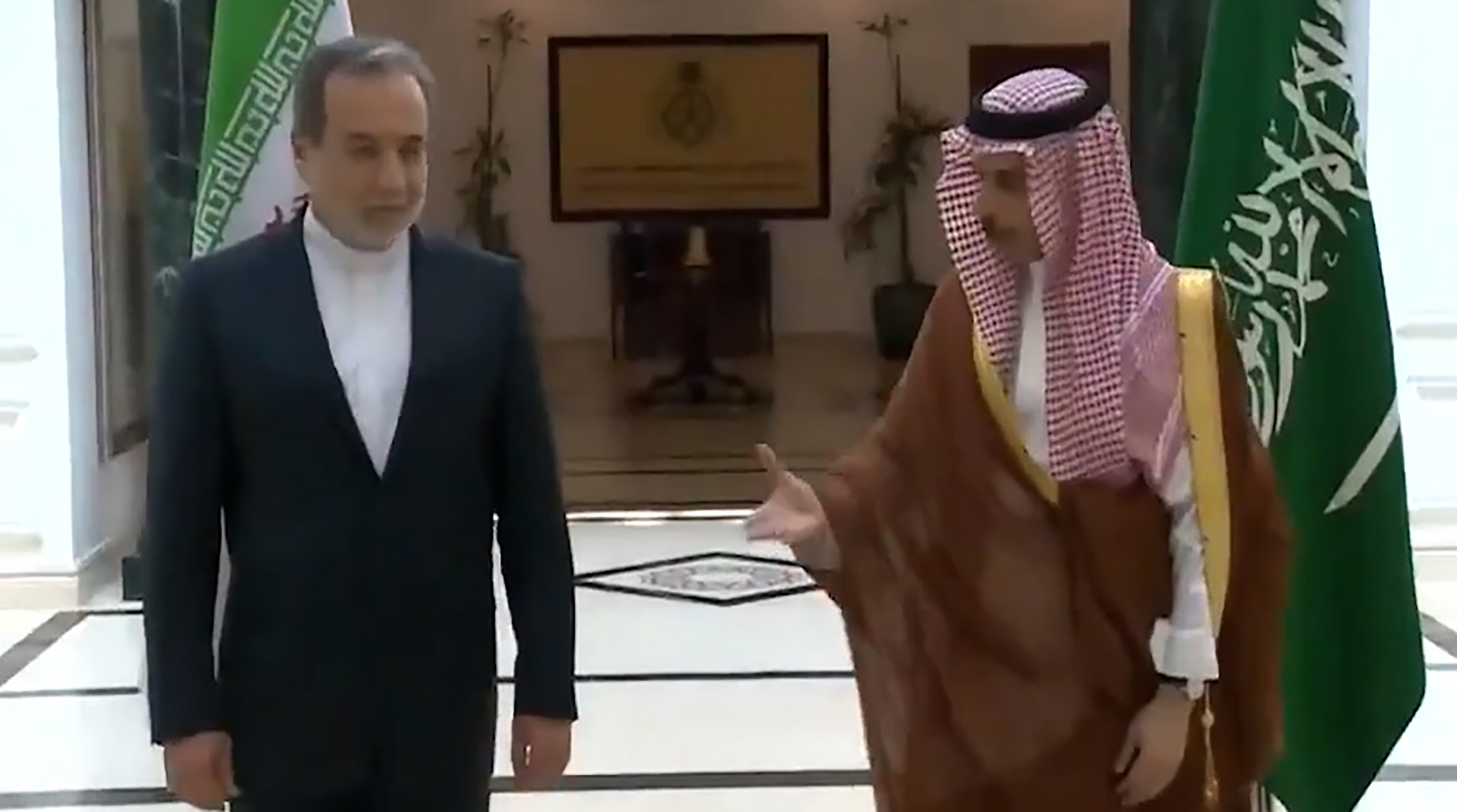 زبان بدن وزیر خارجه عربستان در دیدار با عراقچی