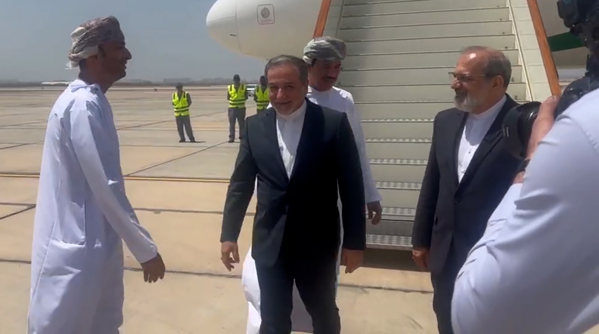 زبان بدن عراقچی در زمان ورود به محل مذاکره با آمریکا