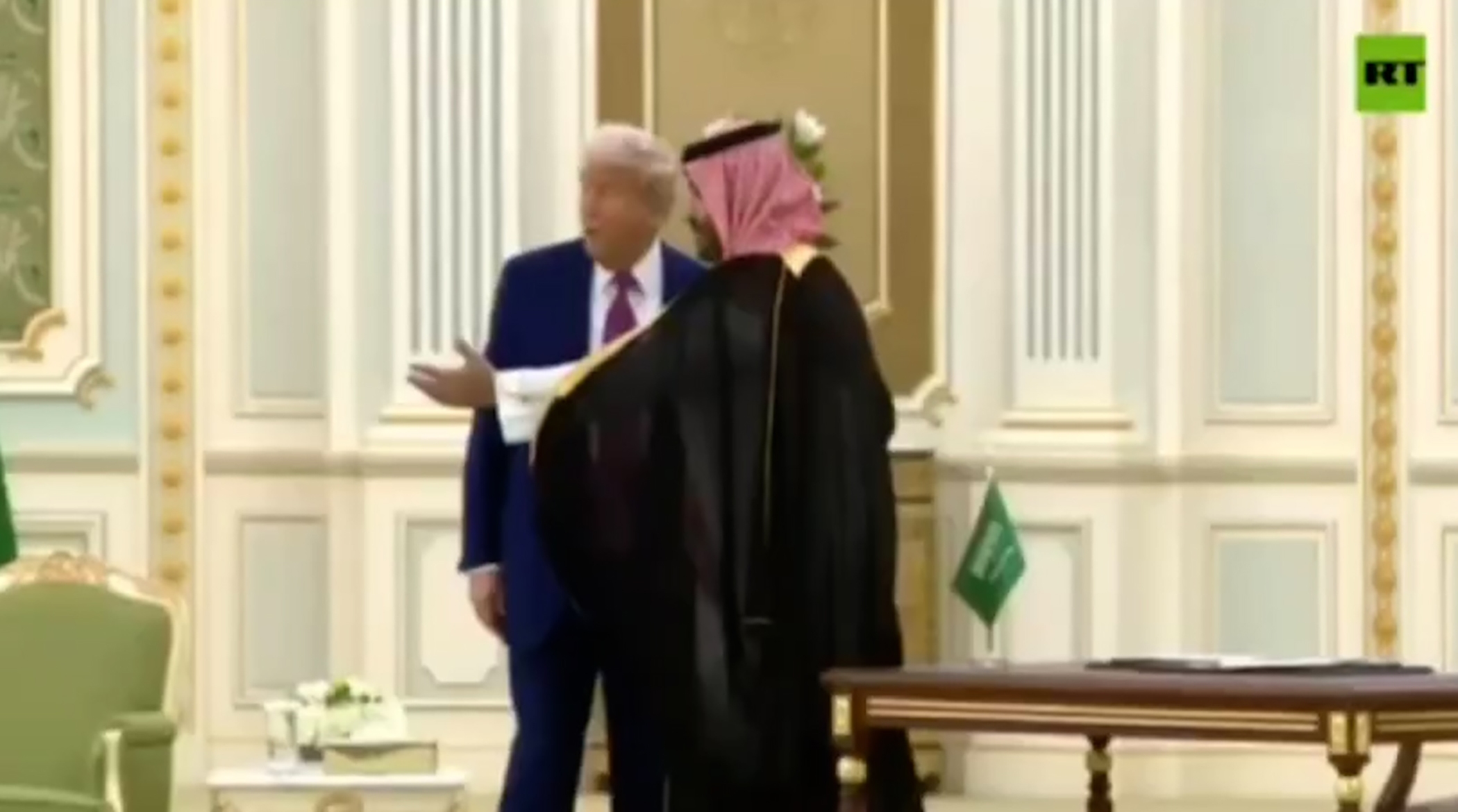رفتار عجیب ترامپ در عربستان که با مداخله بن سلمان مواجه شد