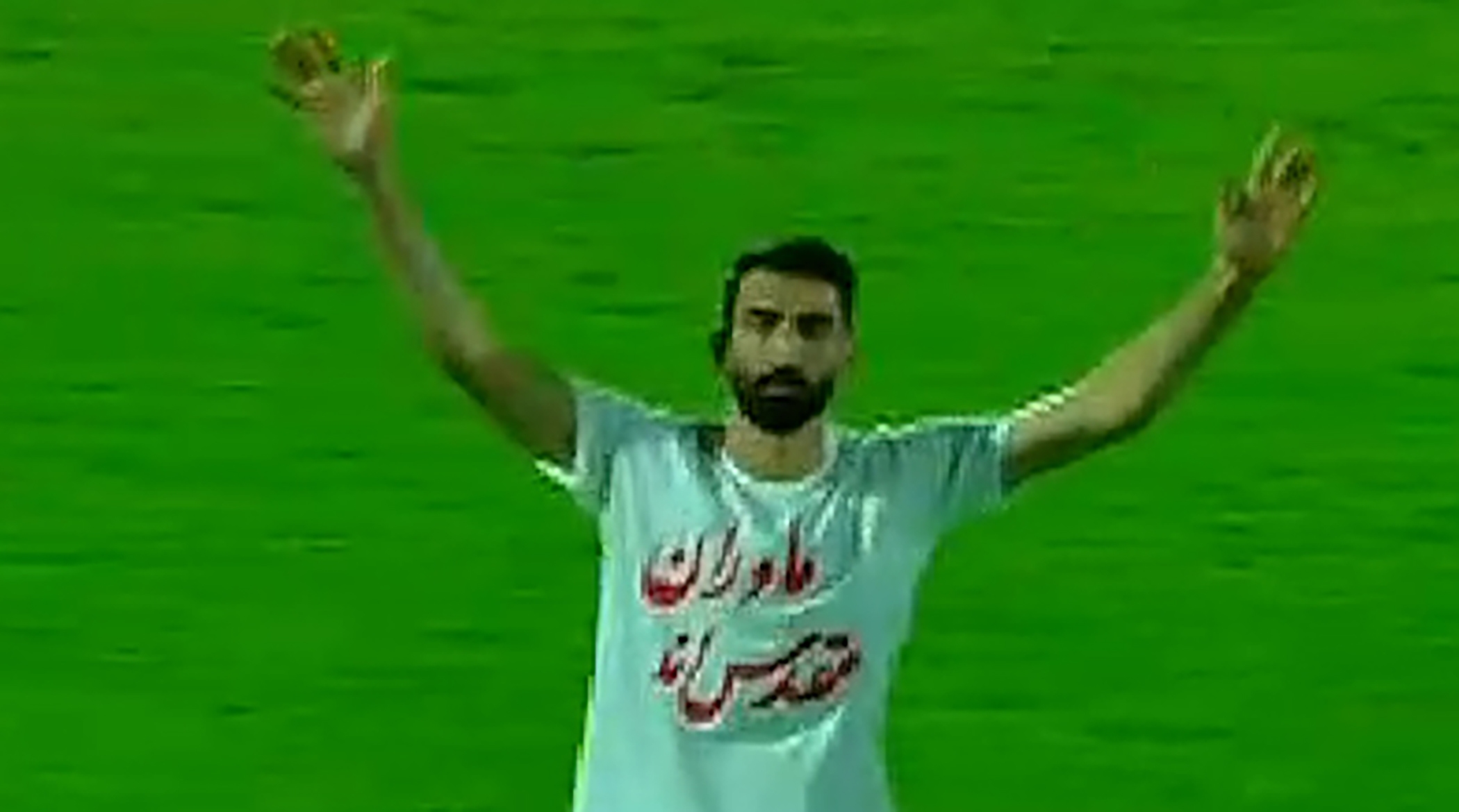 بیرانوند پاسخ فحاشی‌ها را این گونه در جشن قهرمانی داد