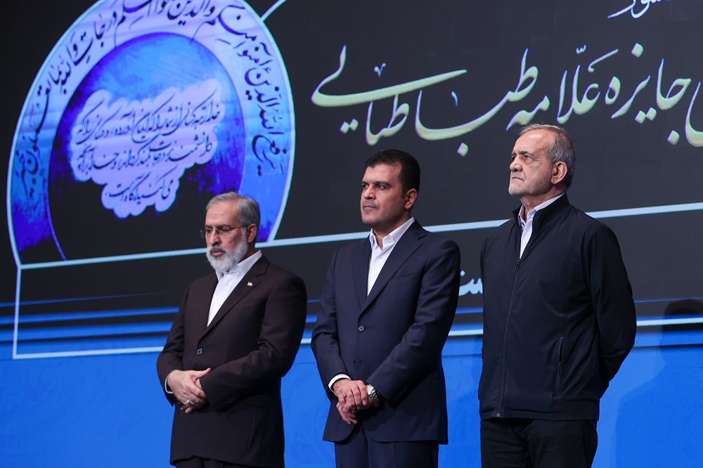 عکس | اهدای جایزه به دانشمندان کشور توسط پزشکیان