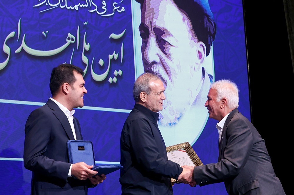 عکس | اهدای جایزه به دانشمندان کشور توسط پزشکیان
