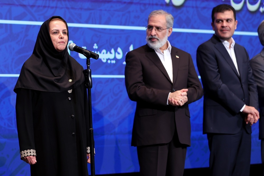 عکس | اهدای جایزه به دانشمندان کشور توسط پزشکیان