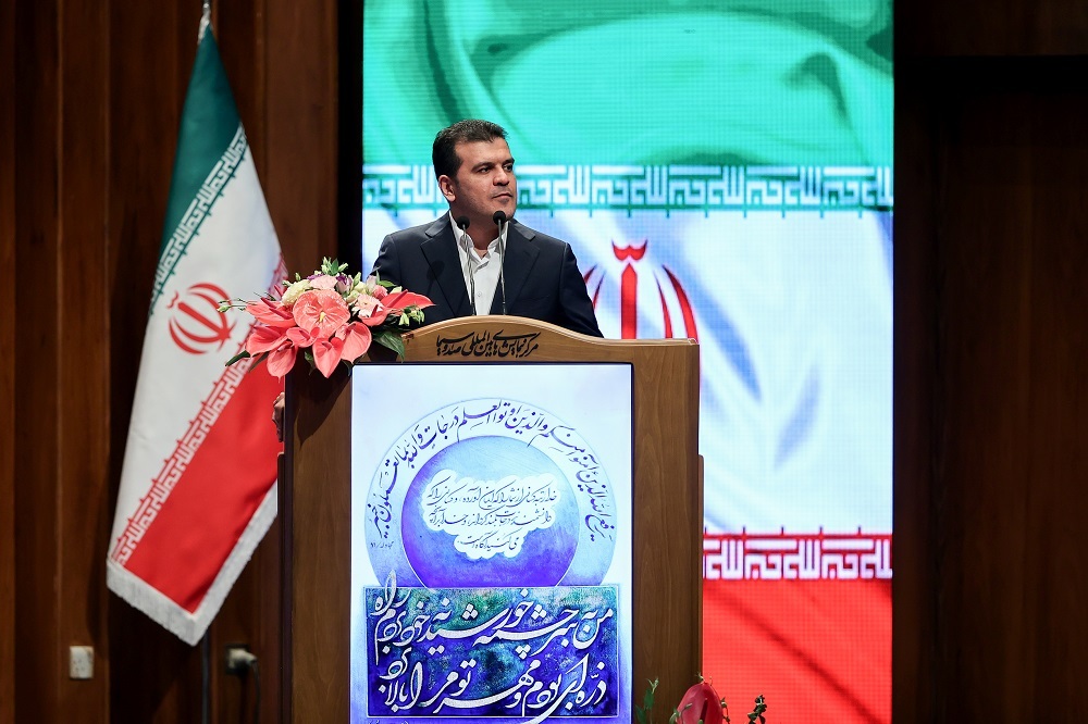 عکس | اهدای جایزه به دانشمندان کشور توسط پزشکیان