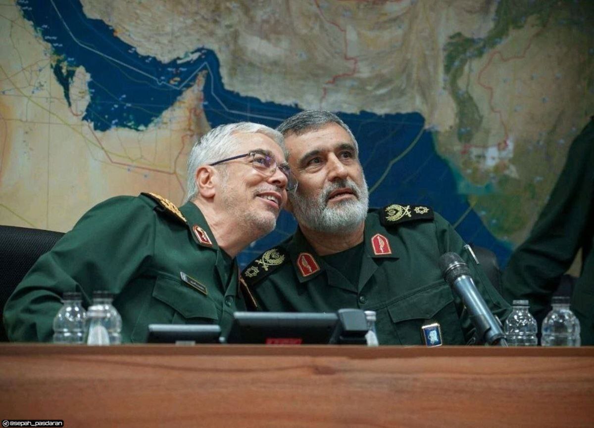 عکس جالب از سردار حاجی زاده و سردار باقری در اتاق عملیات