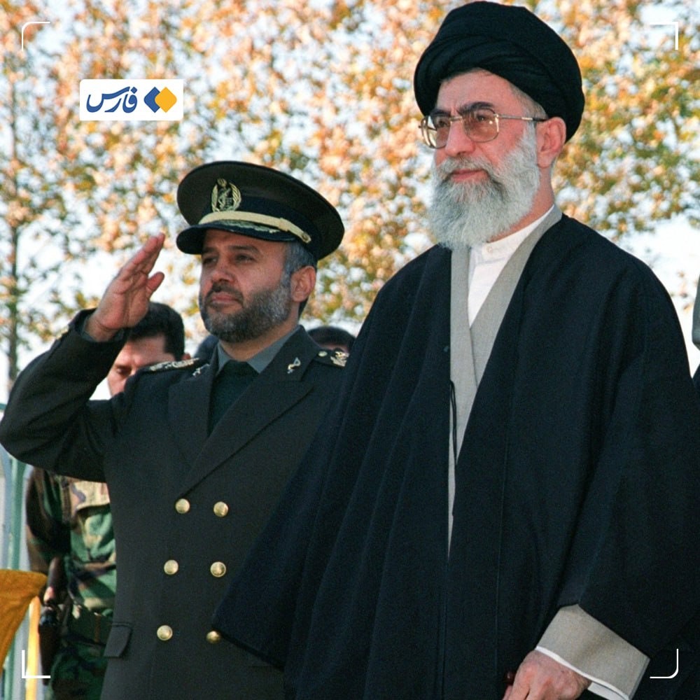 تصویری از شهید غلامعلی رشید در کنار رهبر انقلاب