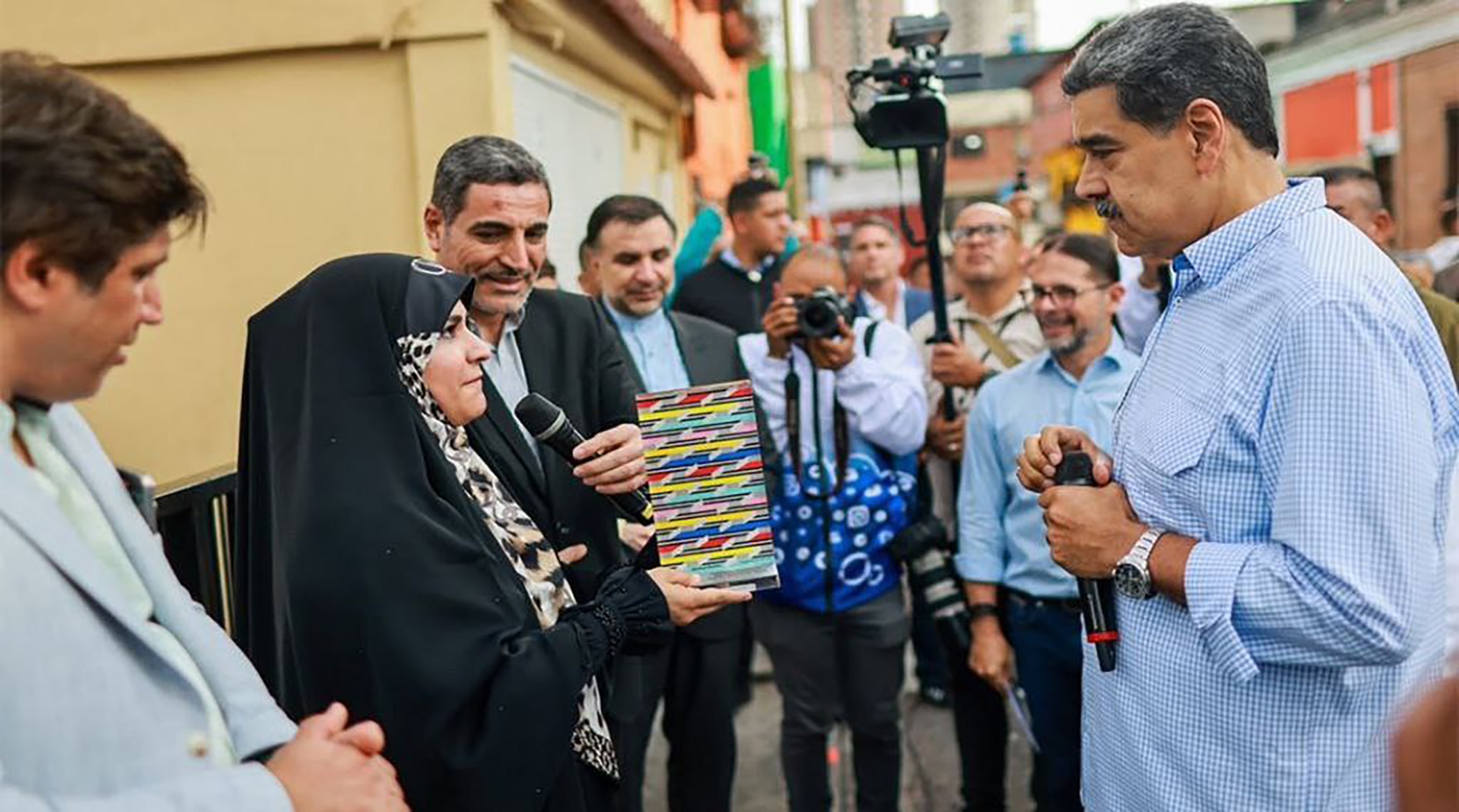 ویدیوی مکالمه فارسی نیکلاس مادورو با سحر امامی