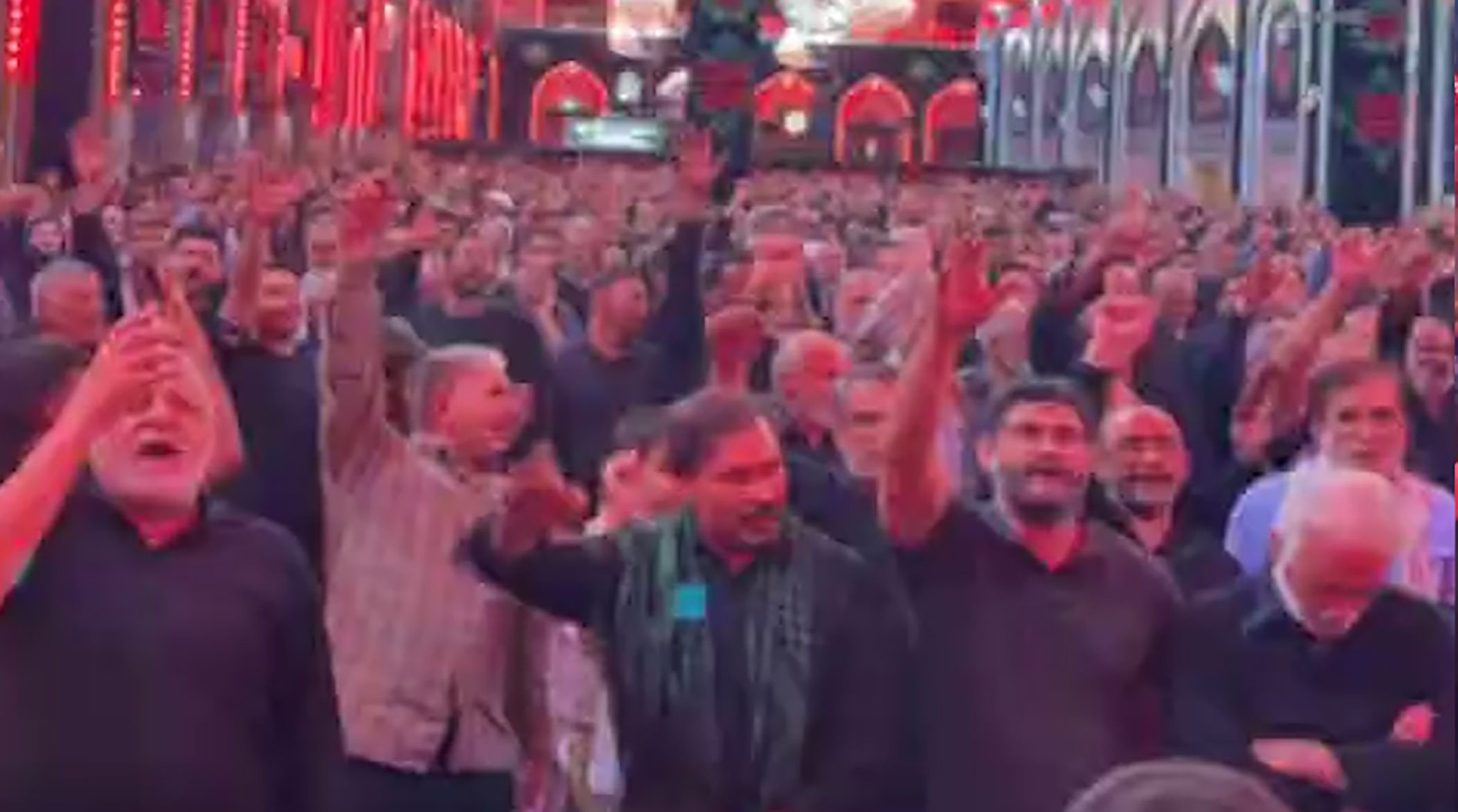 شعار خاص برای رهبر انقلاب در حرم امام حسین