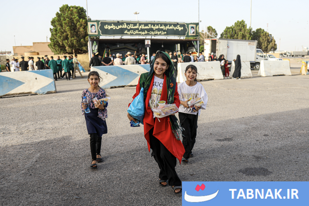توزیع غذای متبرک امام رضا علیه‌السلام در مرز دوغارون