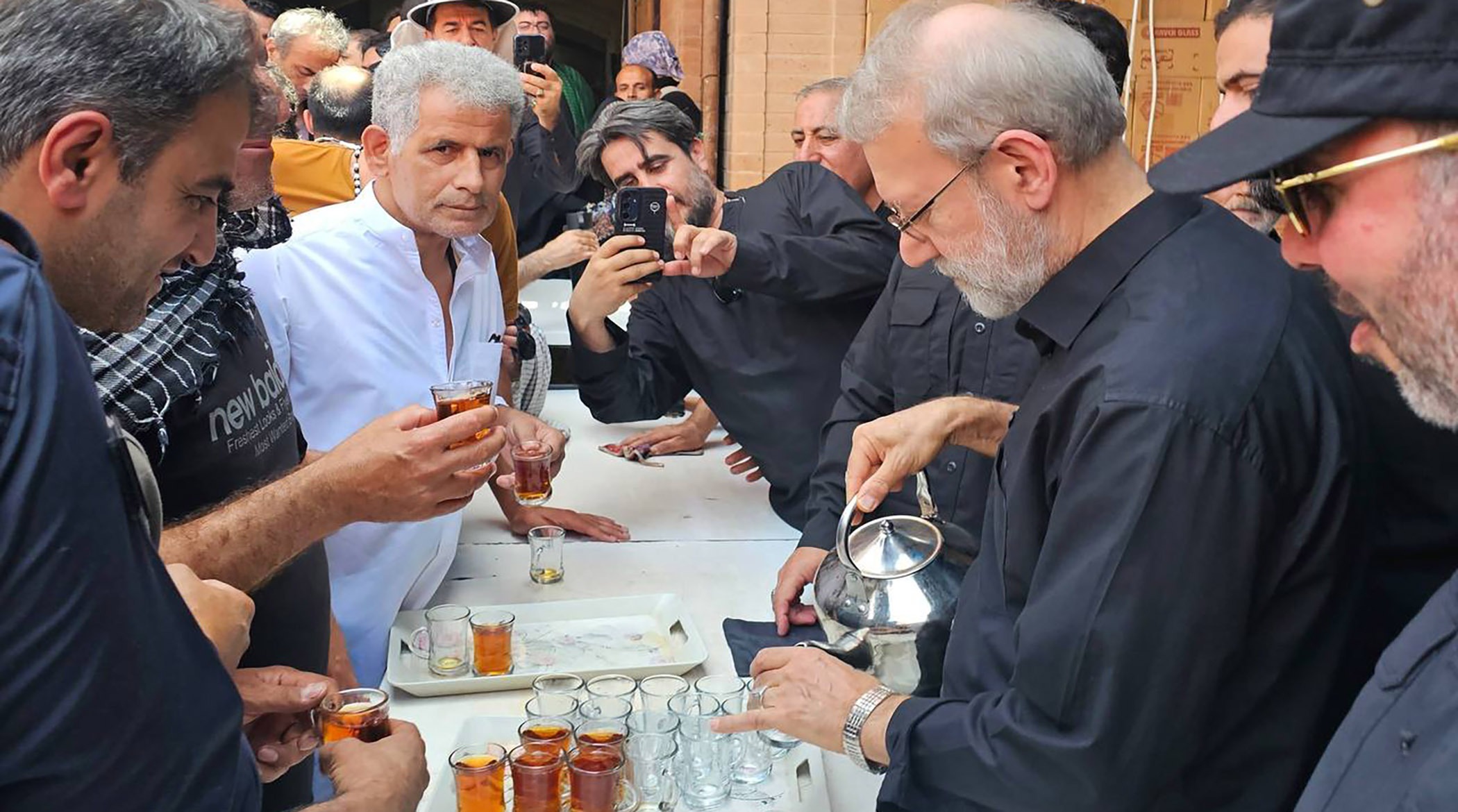تصاویر حرکت جالب لاریجانی در کربلا