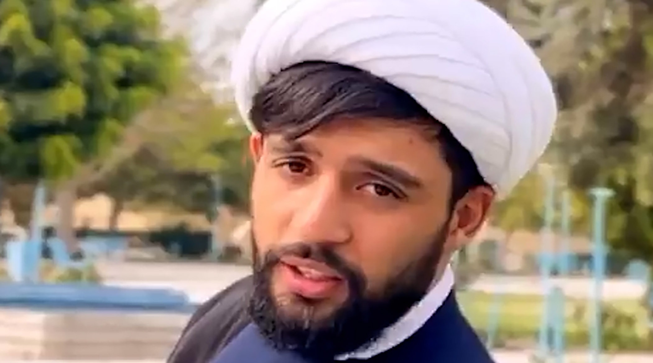 من یک آخوندم! می‌گند پول مملکت را من خوردم