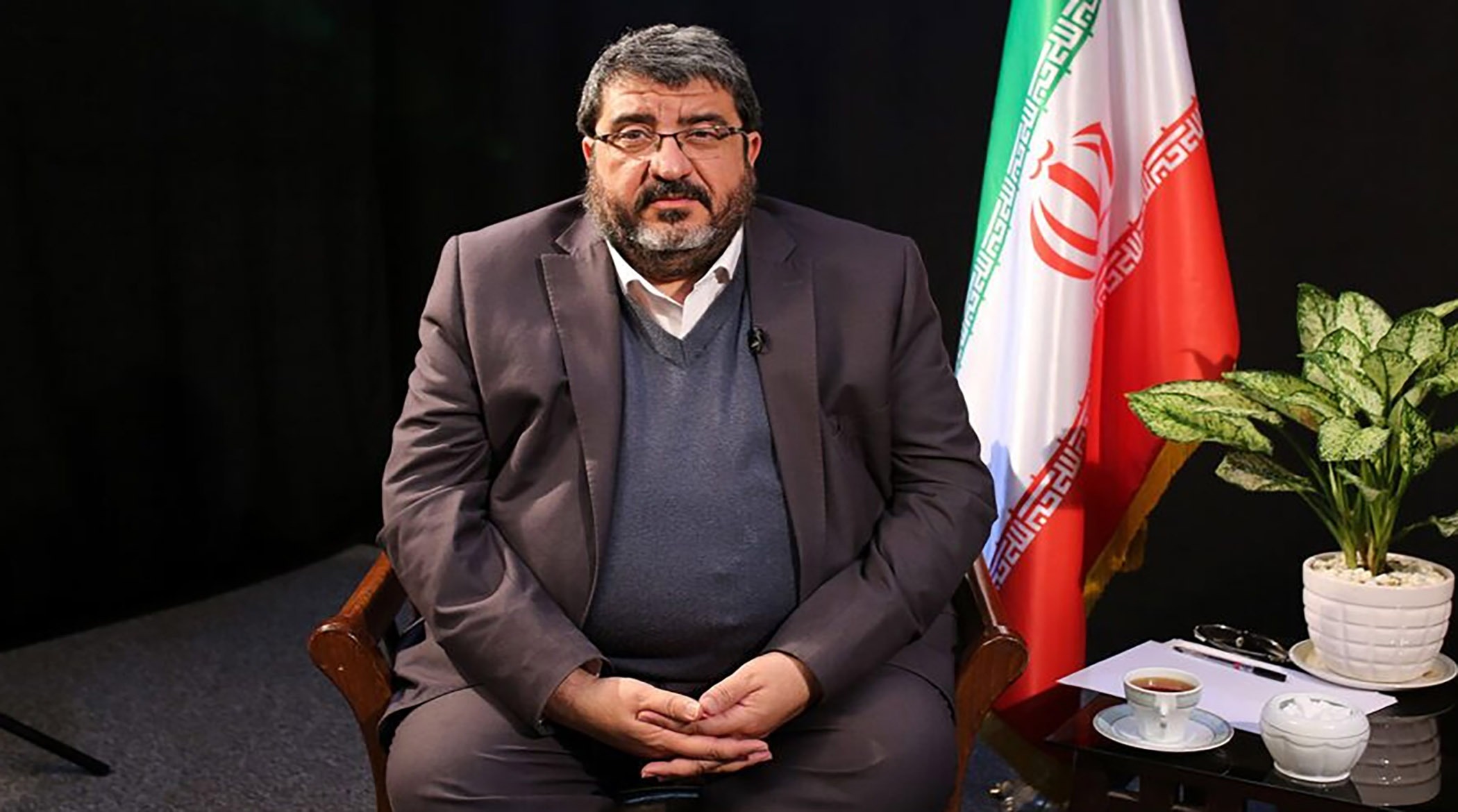 حمله توهین‌آمیز چهره نزدیک به جلیلی به پزشکیان: اصرار دارد که نفهمد!