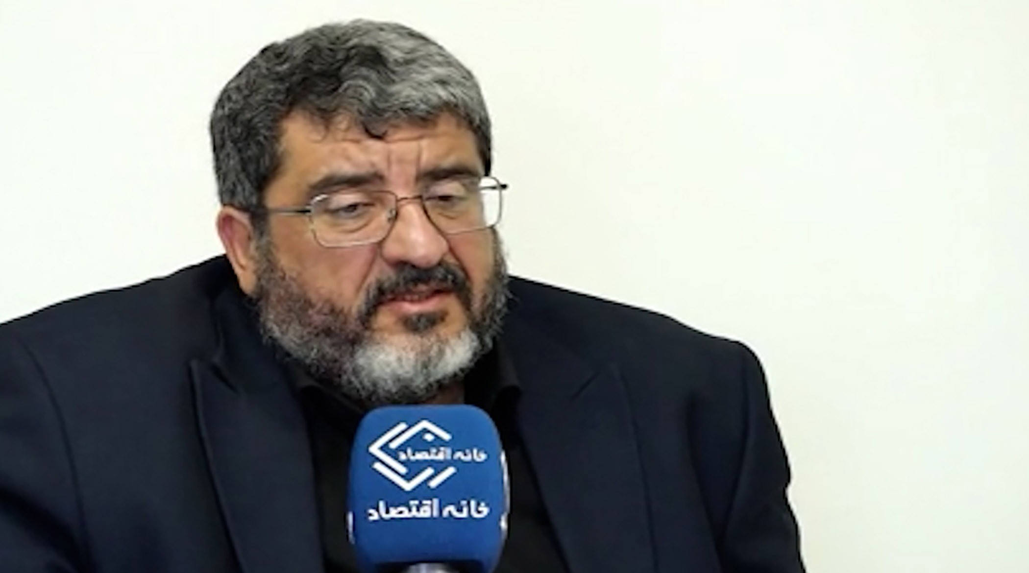 غربی‌ها فرزند شاه را خل و چلی می‌دانند که نمی‌توان ایران بزرگ را به او سپرد