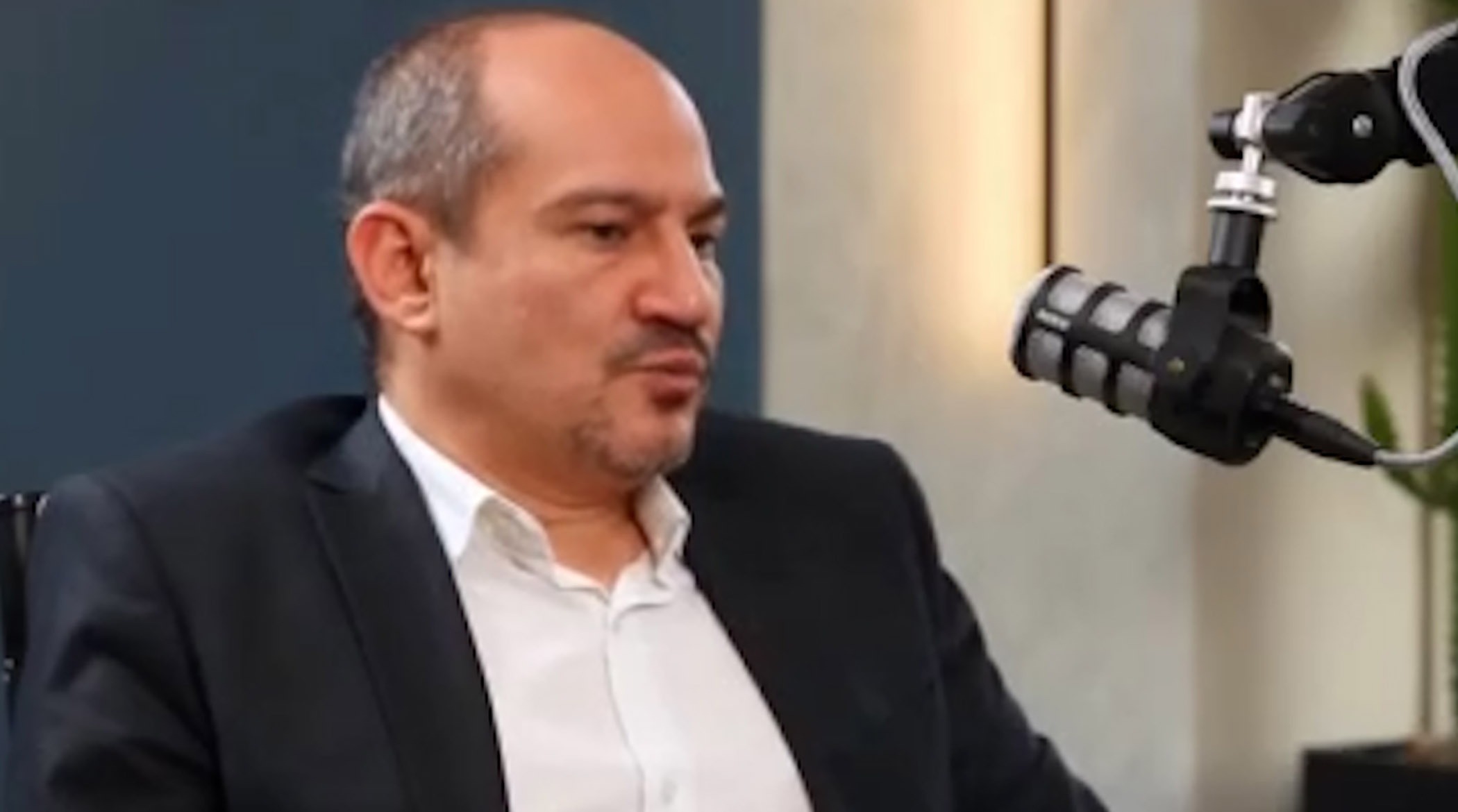 فردی که اولین بار از بستن تنگه هرمز سخن گفت، توبیخ شد!