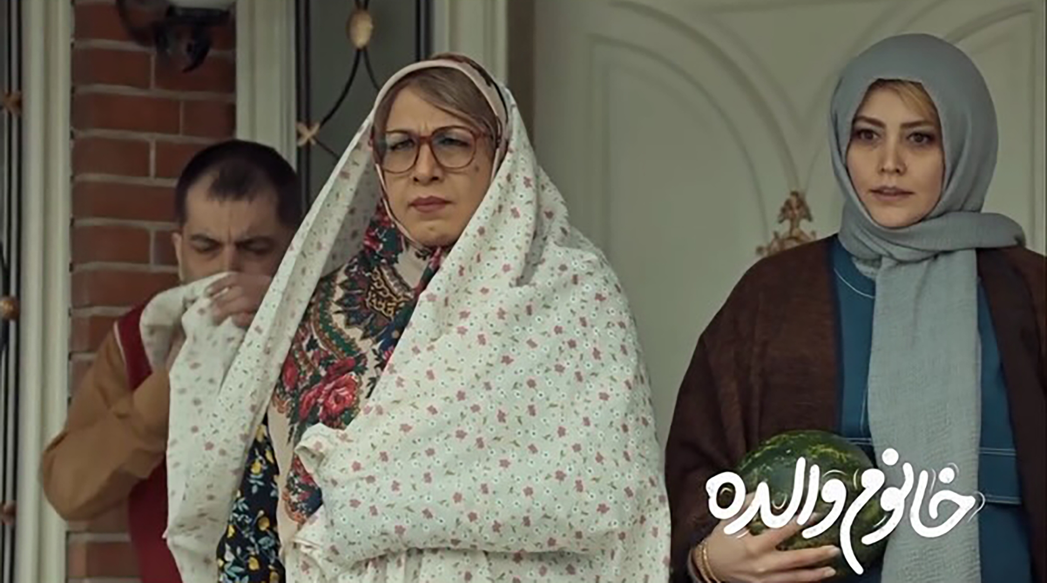 تصاویر رضا عطاران با ظاهر زنانه در یک فیلم!