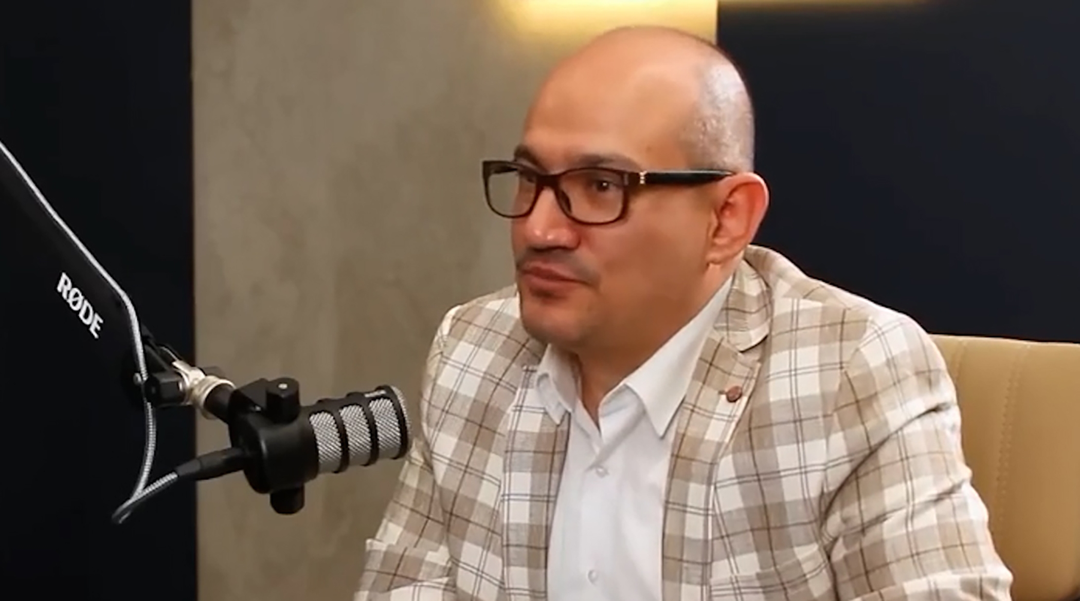استاد دانشگاه تهران: رستگاری ایران در بی‌طرفی میان شرق و غرب است