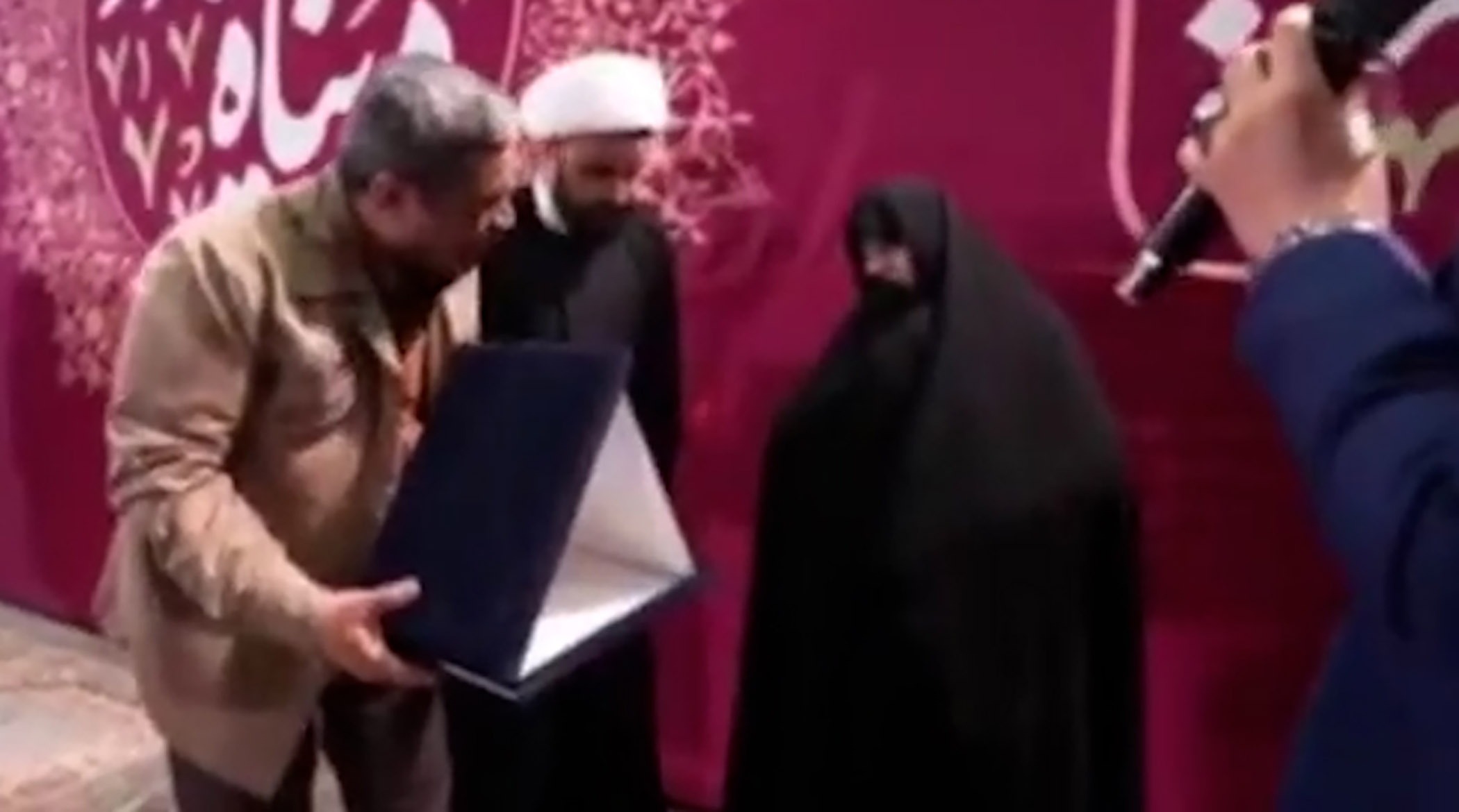 اهدای نشان مادری به مادر شهید رئیسی