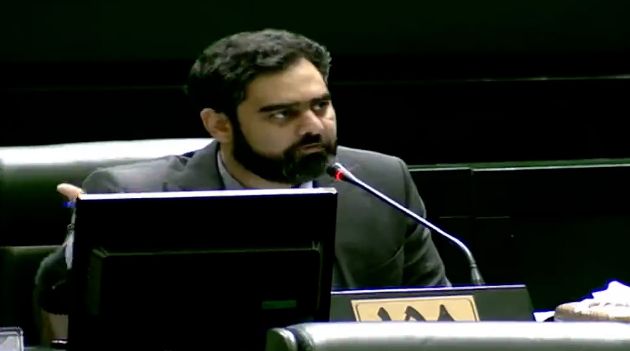 اعتراض شدید نماینده سوپرانقلابی به وزیر اقتصاد و فرمانده سپاه تهران