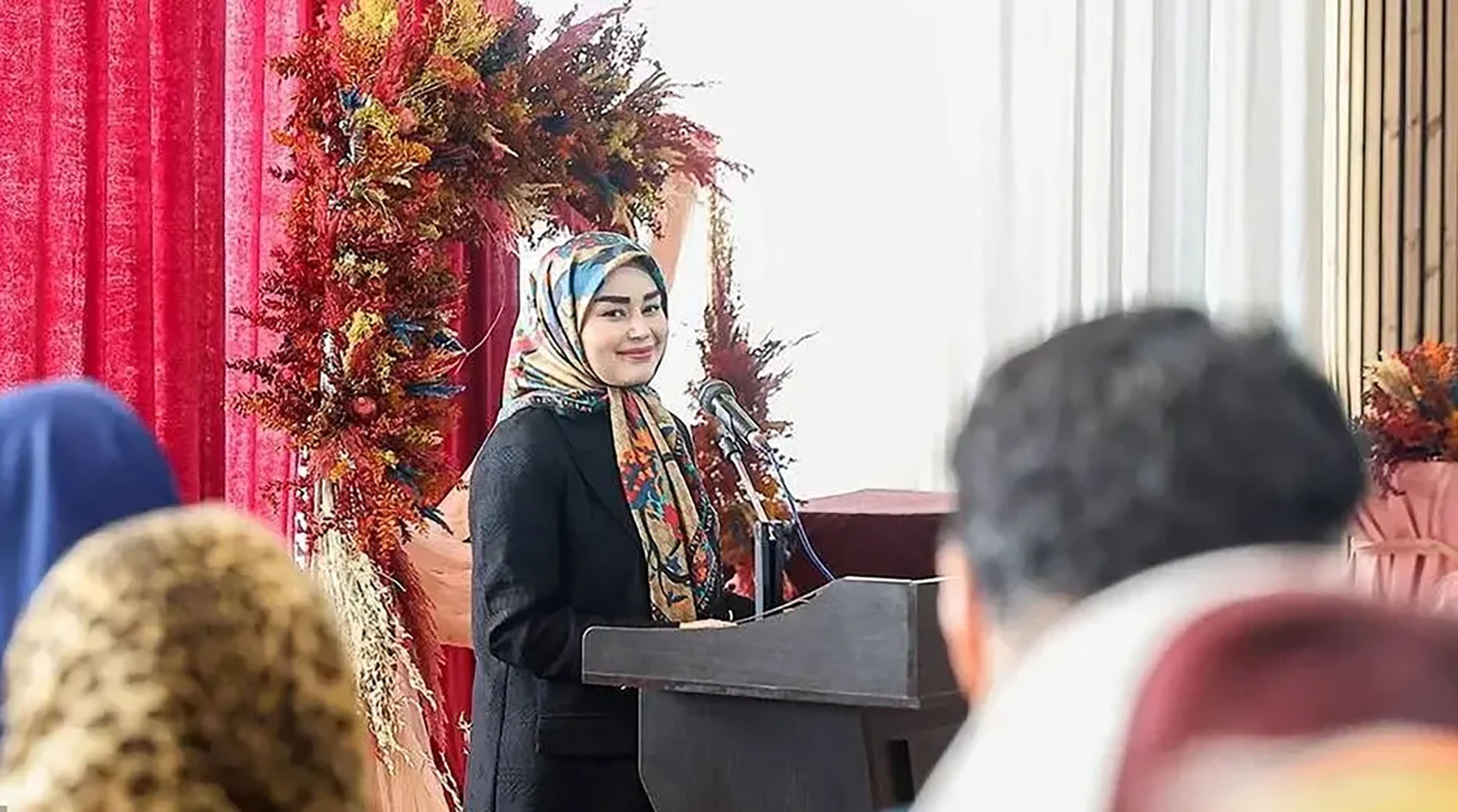 حرف‌های همسر عراقچی در یک مراسم خاص را ببینید