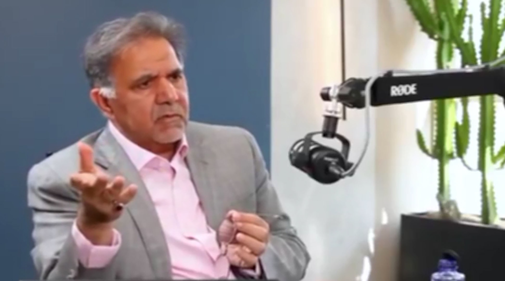 عباس آخوندی: دنیا 40 سال پشت چهار راه‌های ما نمی‌ماند