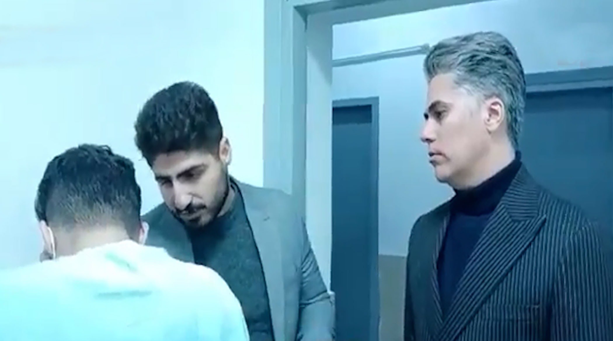 وقاحت سارق موبایل قاپ در مقابل قربانی