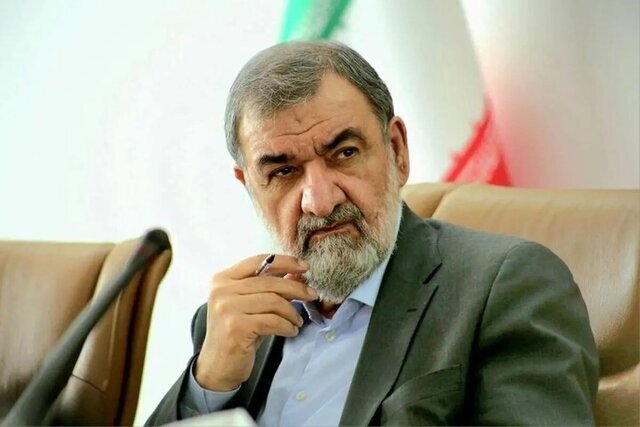 محسن رضایی: به‌جای فرماندهان نظامی باید ترامپ عزل شود