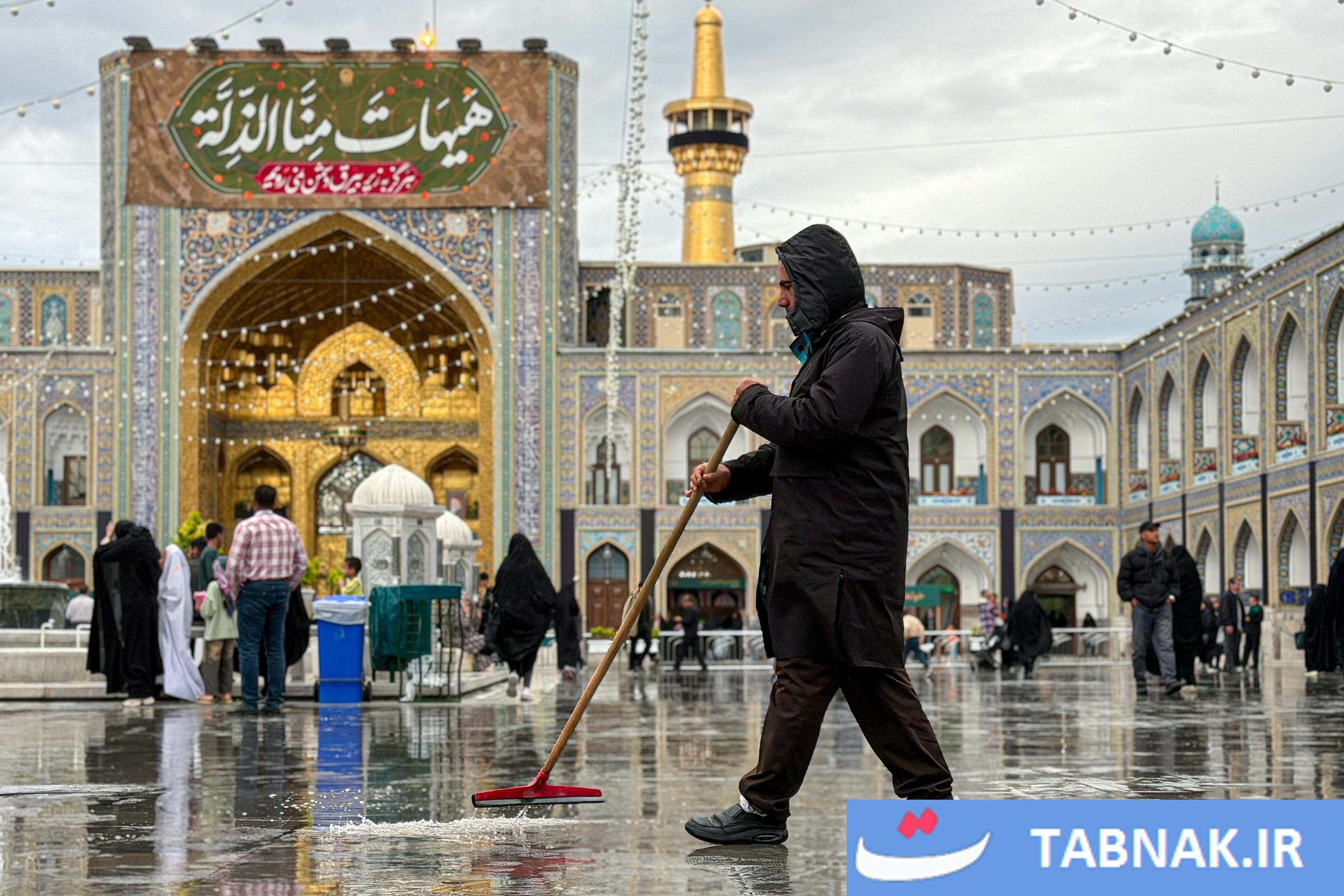 عکس: بارش باران بهاری در حرم مطهر رضوی