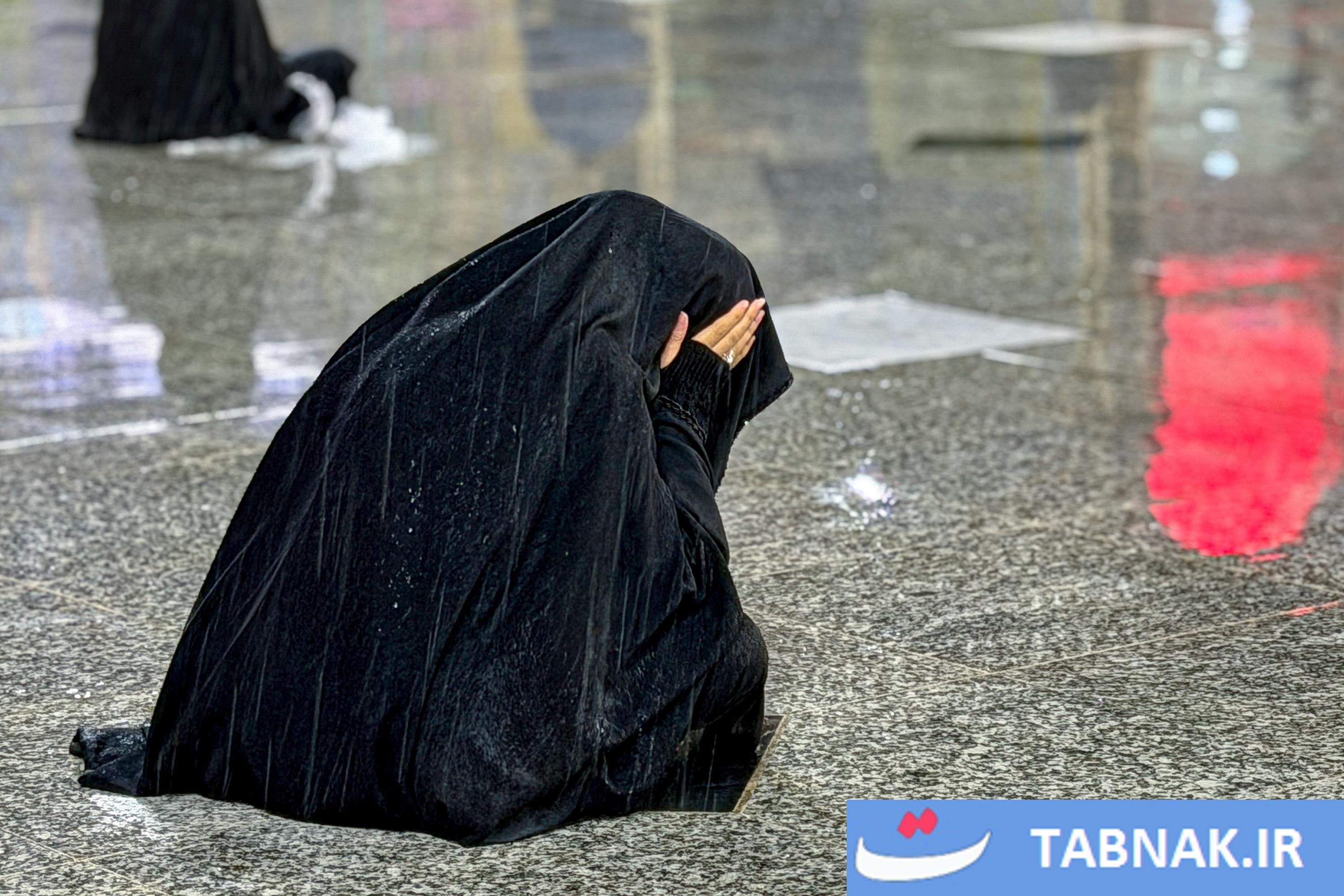 عکس: بارش باران بهاری در حرم مطهر رضوی