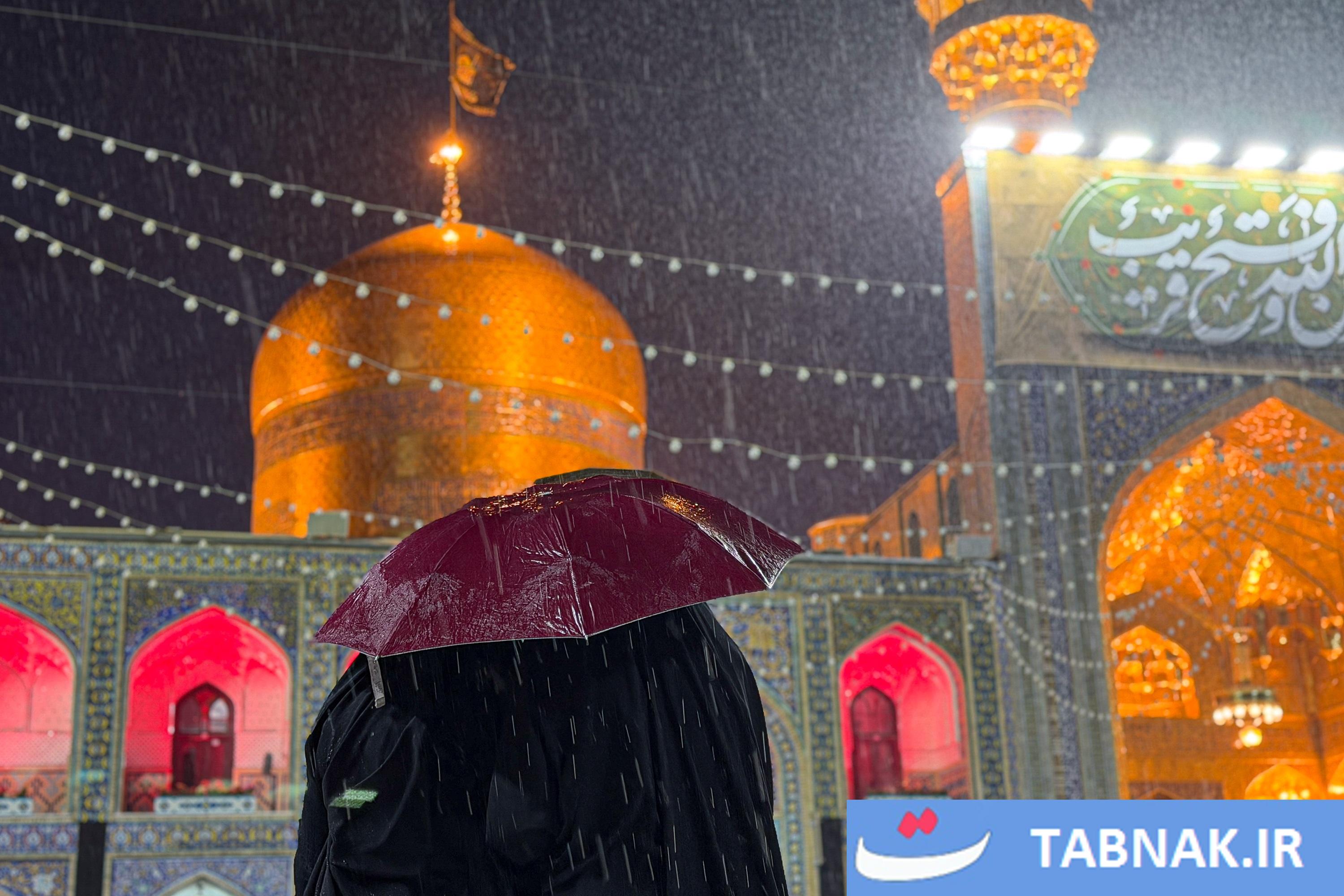 عکس: بارش باران بهاری در حرم مطهر رضوی