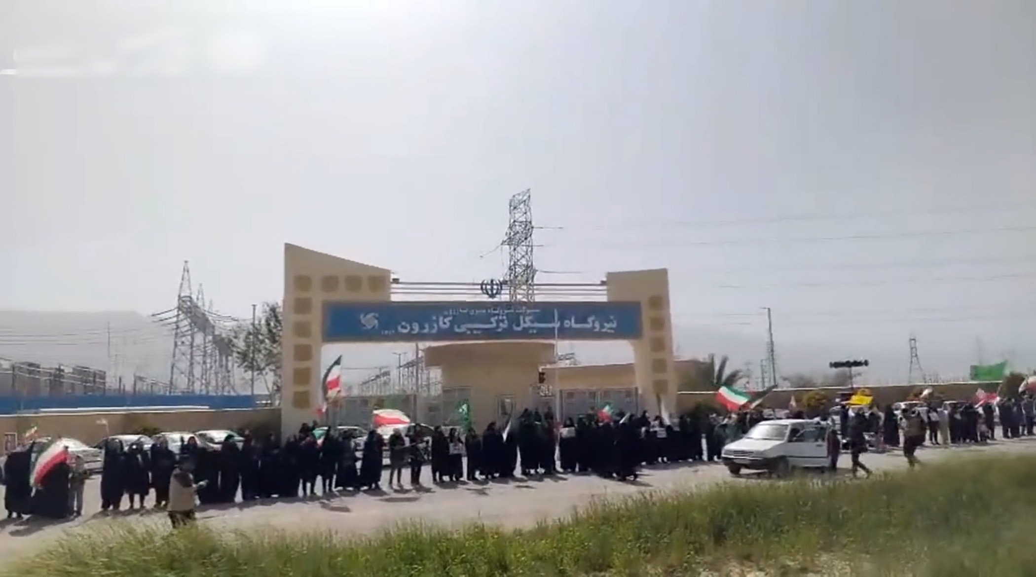 تصاویر زنجیره انسانی مقابل زیرساخت‌های کلیدی ایران
