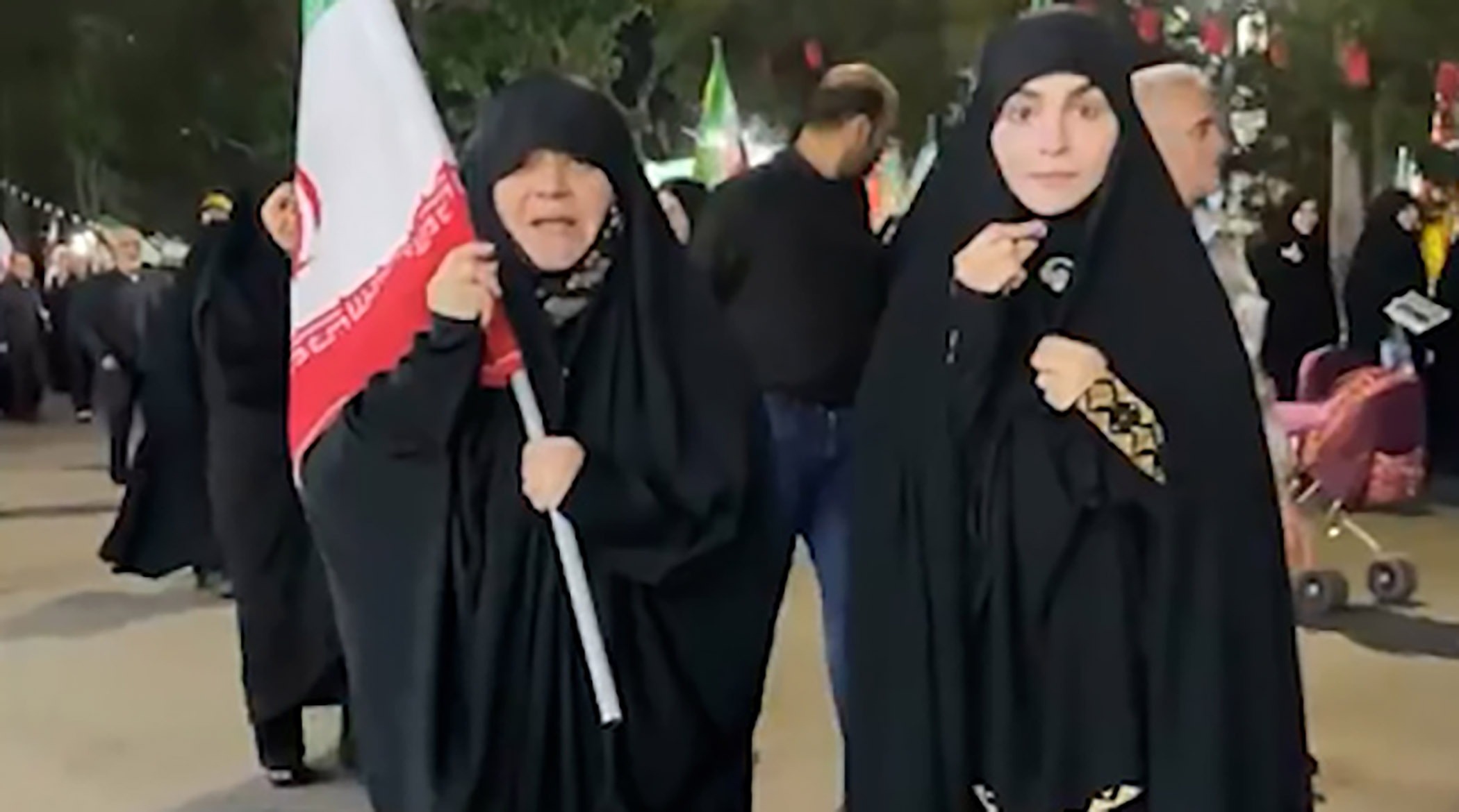 تصاویر پیام اسپانیایی زنان در تظاهرات ایران
