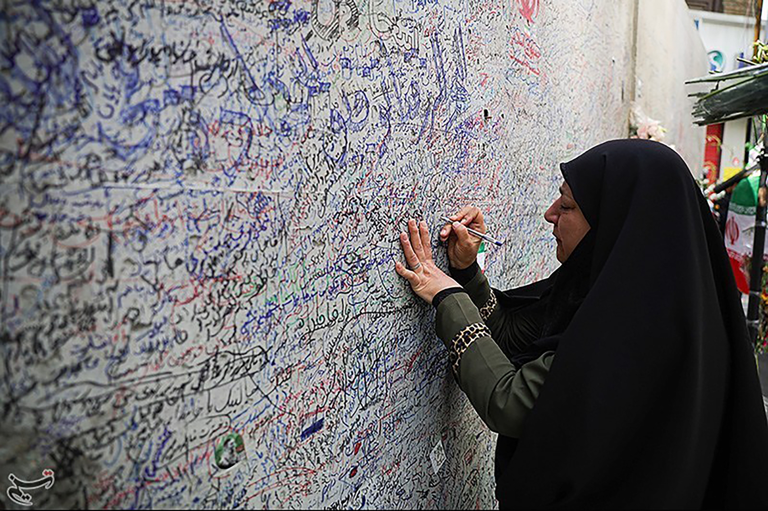 عکس: دلنوشته هایی به شهید خیابان کشور دوست
