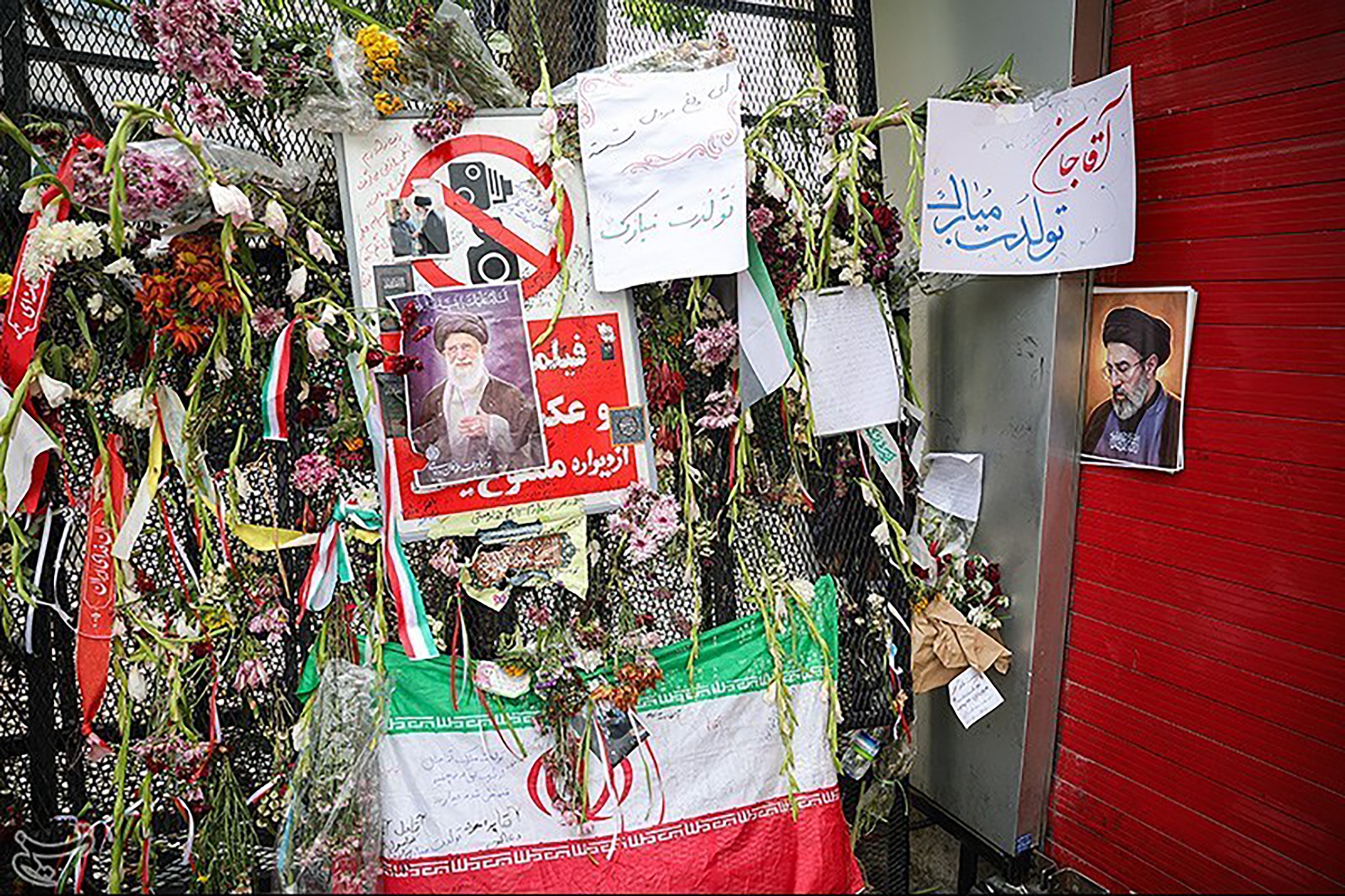 عکس: دلنوشته هایی به شهید خیابان کشور دوست