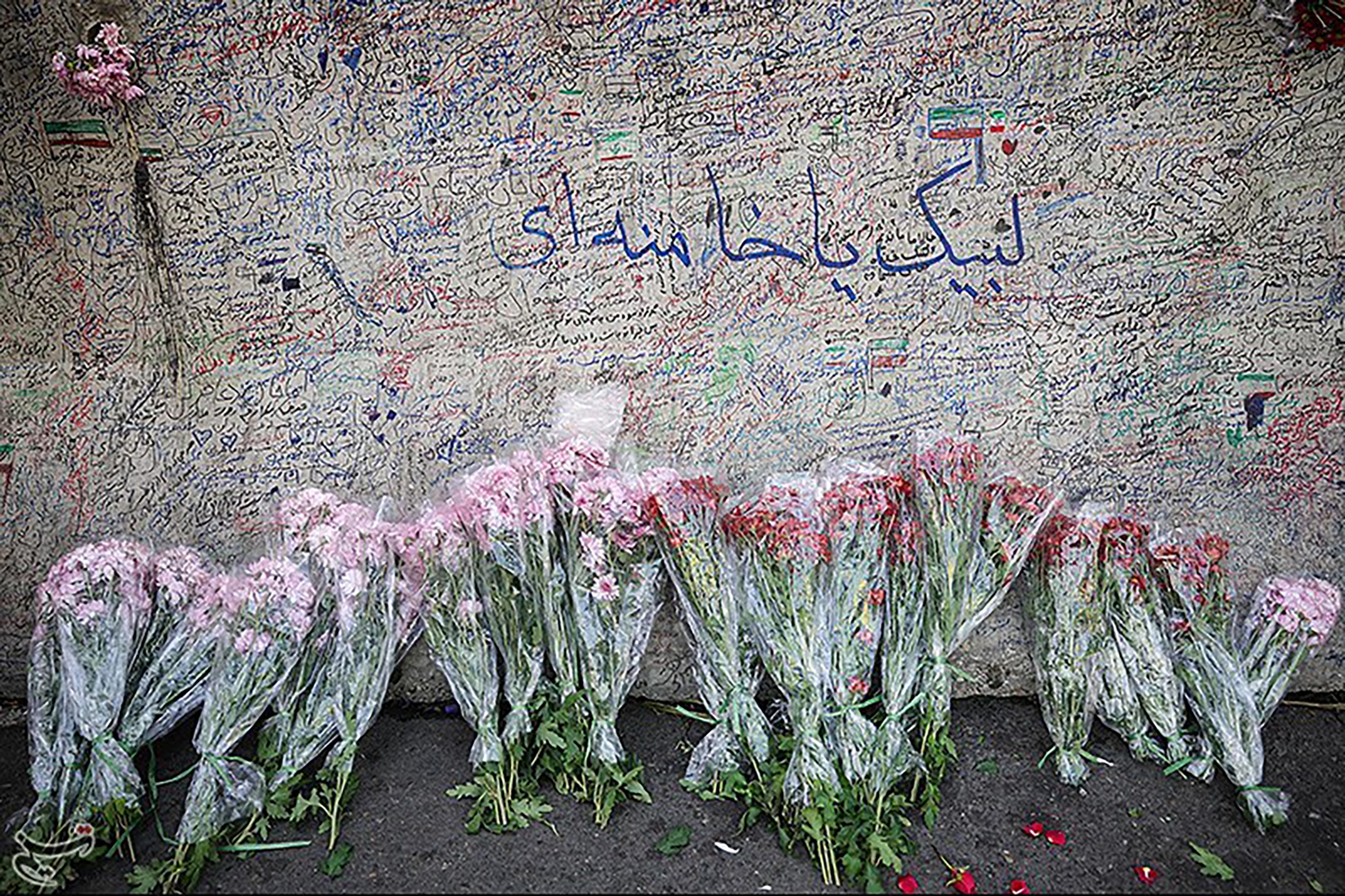 عکس: دلنوشته هایی به شهید خیابان کشور دوست