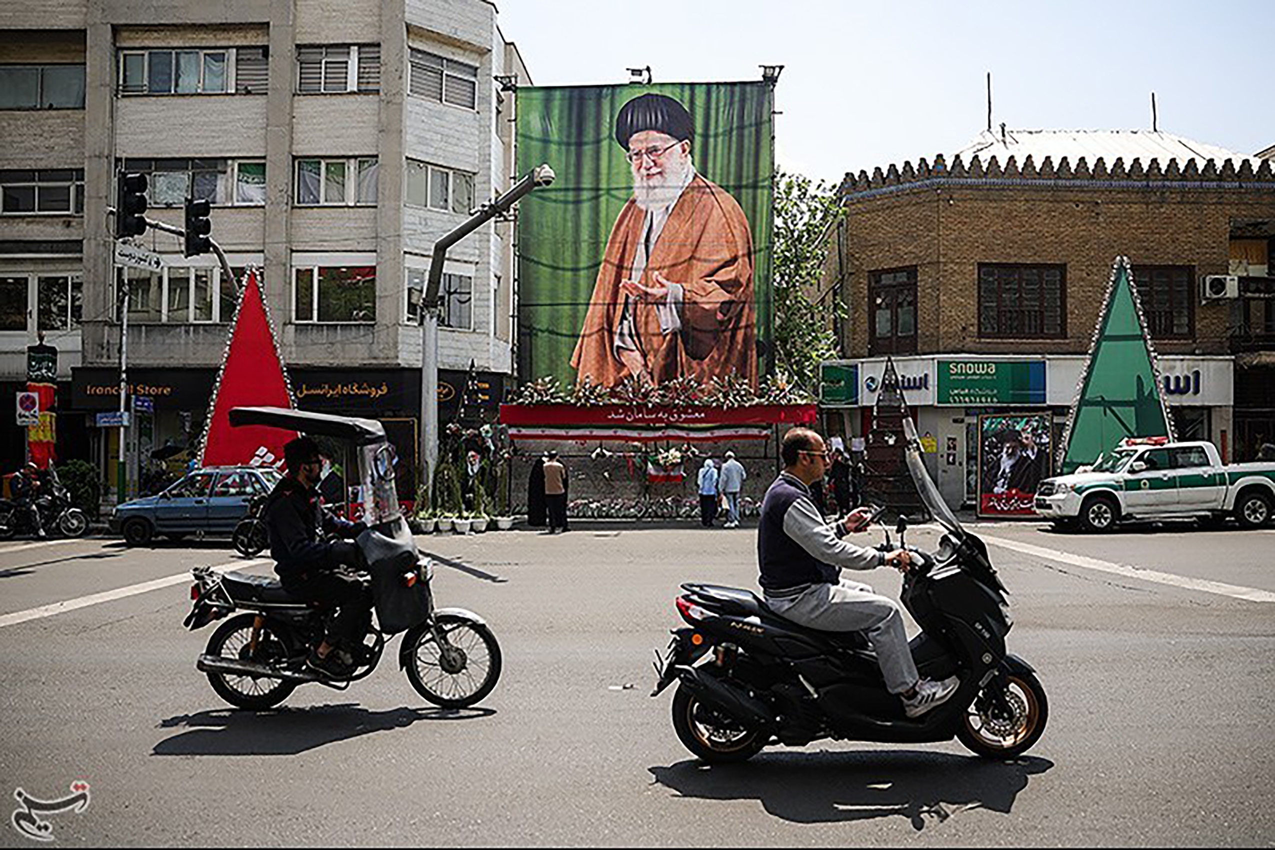 عکس: دلنوشته هایی به شهید خیابان کشور دوست