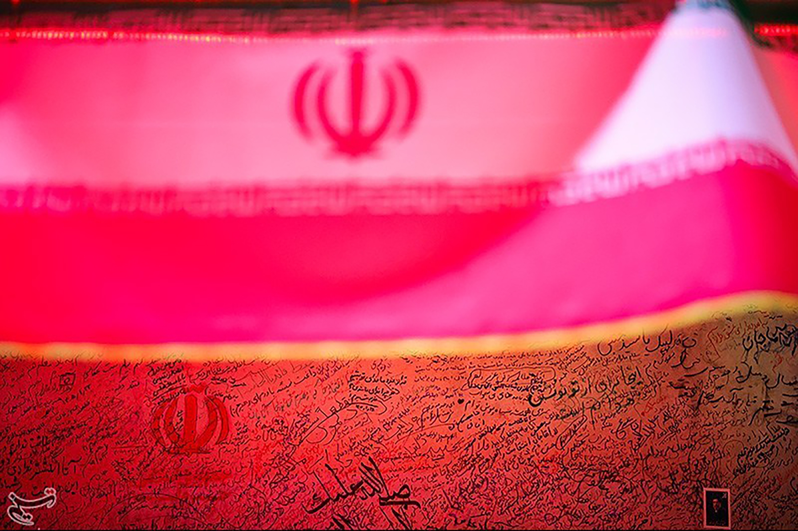 عکس: دلنوشته هایی به شهید خیابان کشور دوست