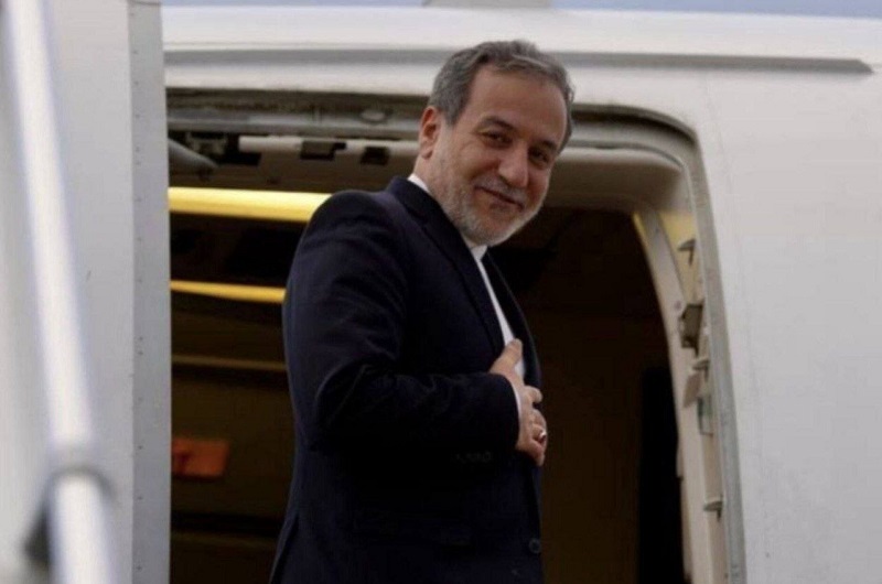 عراقچی از اسلام‌آباد راهی مسقط شد