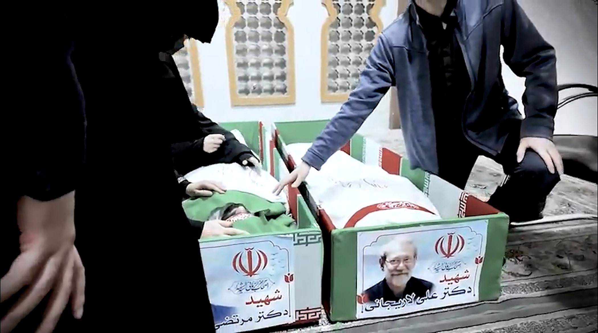 تصاویر پیکر شهید علی لاریجانی و پسر شهیدش