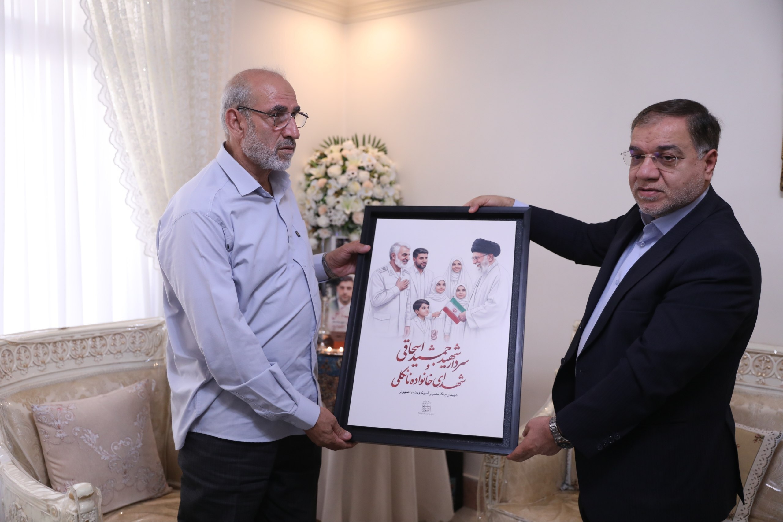 عکس: دیدار عضو دفتر رهبر شهید با خانواده شهیدان اسحاقی