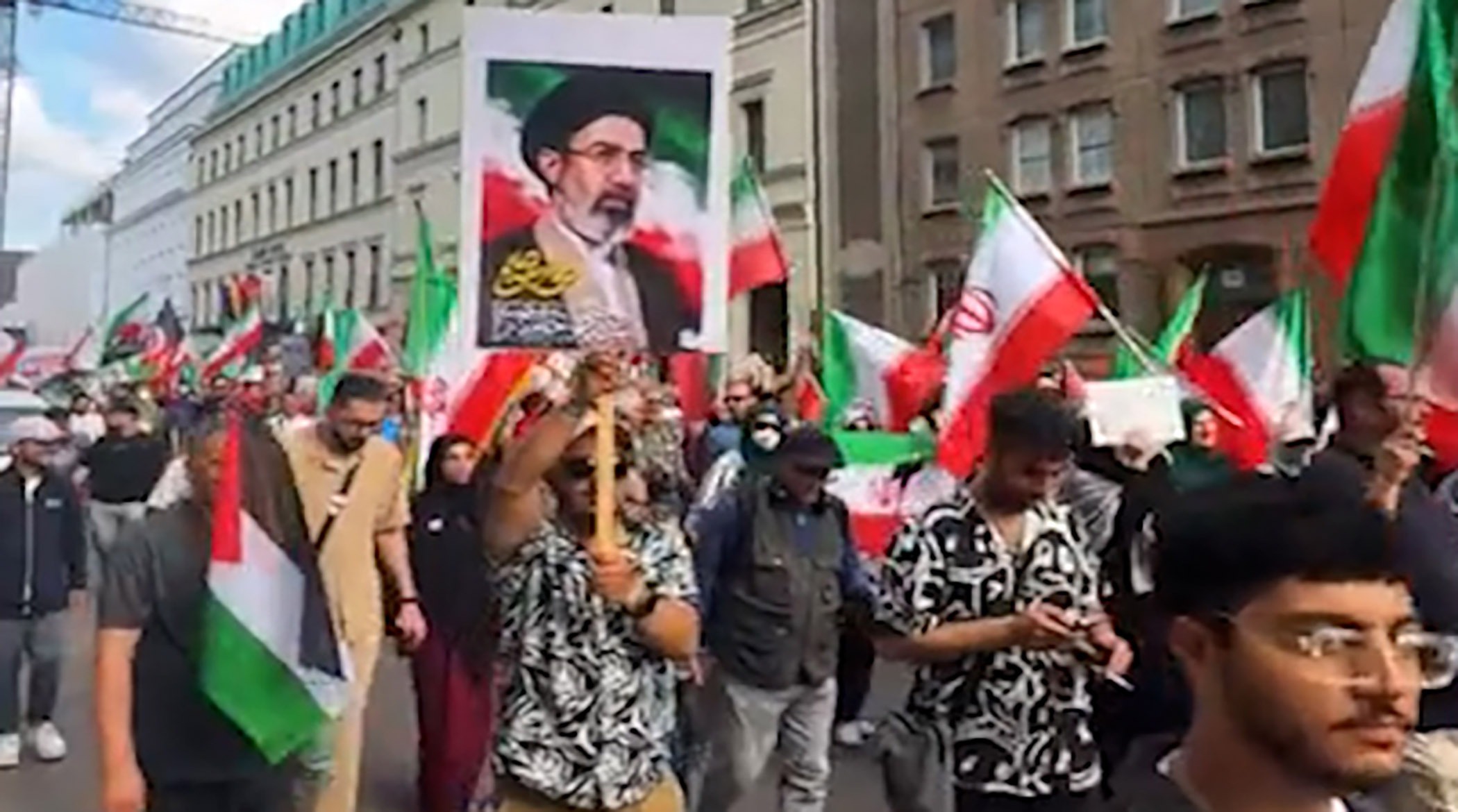 شعار «پهلوی بی‌شرف» در برلین