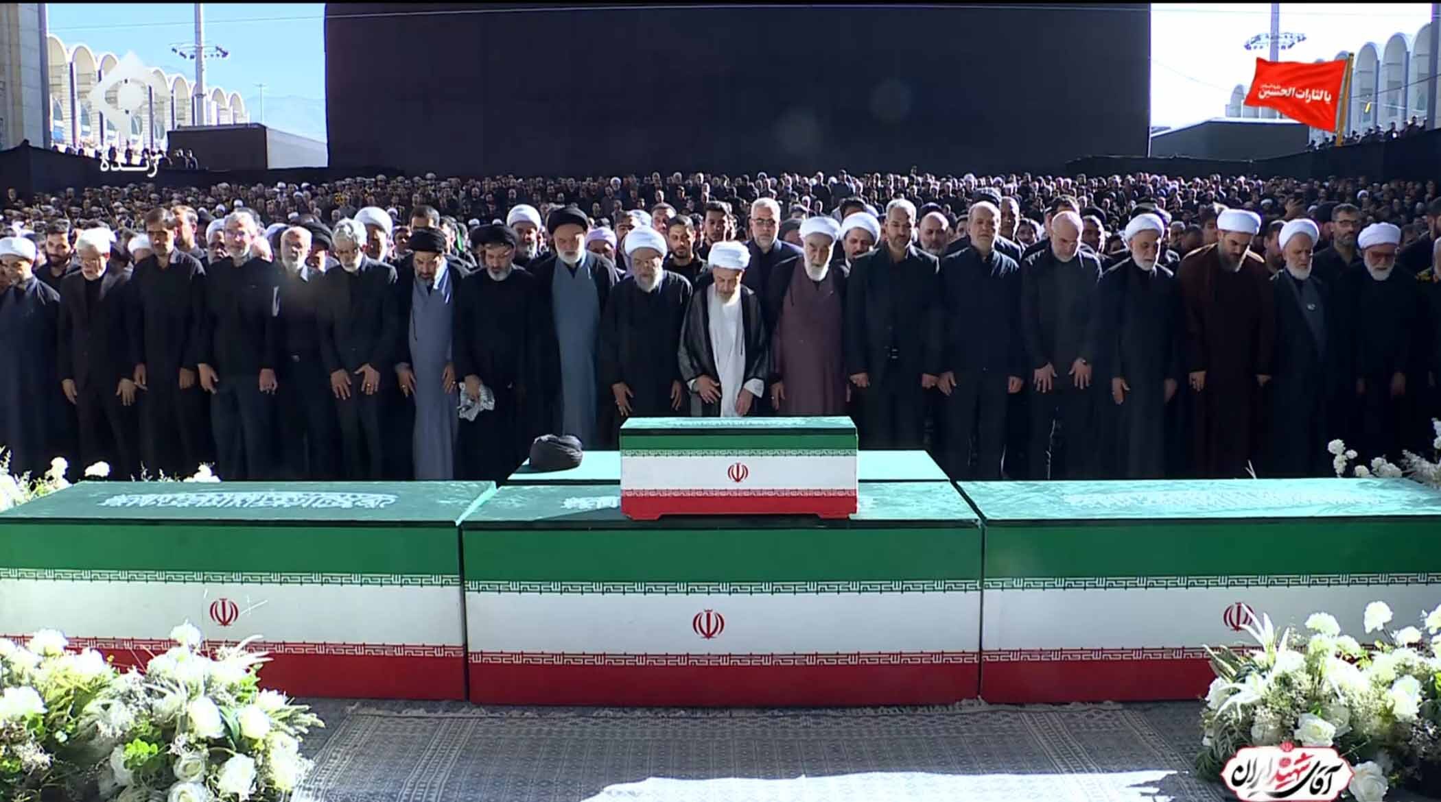 لحظات اقامه نماز بر پیکر رهبر شهید انقلاب