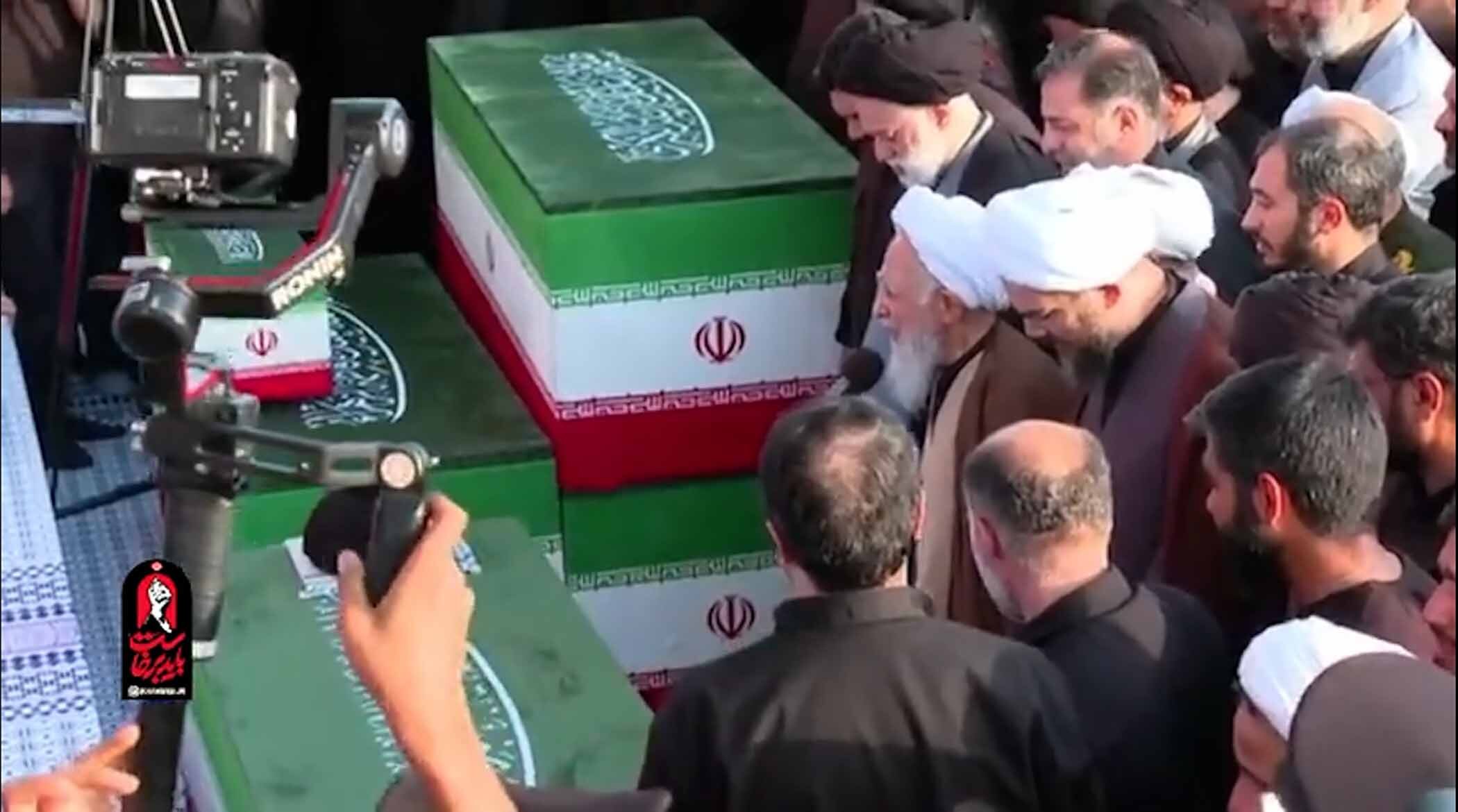 اشک‌های آیت الله جوادی آملی حین نماز بر پیکر رهبر شهید