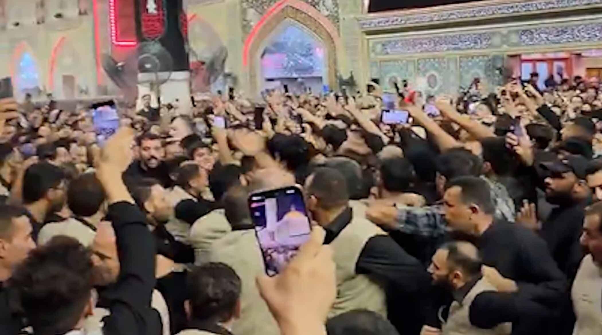 لحظه رسیدن پیکر خانواده رهبر شهید کنار ضریح سیدالشهدا
