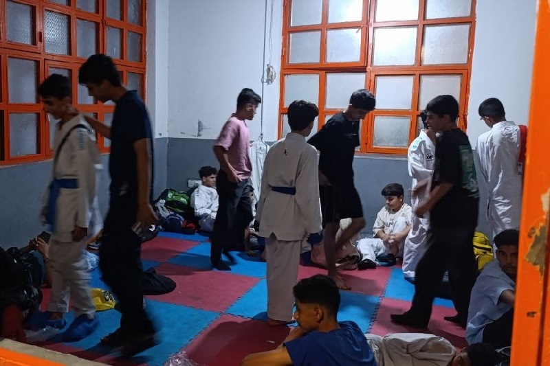 بی نظمی فدراسیون کاراته در برگزاری لیگ کاراته‌وان؛ آزمون بقا با قطعی برق، ازدحام و گرما