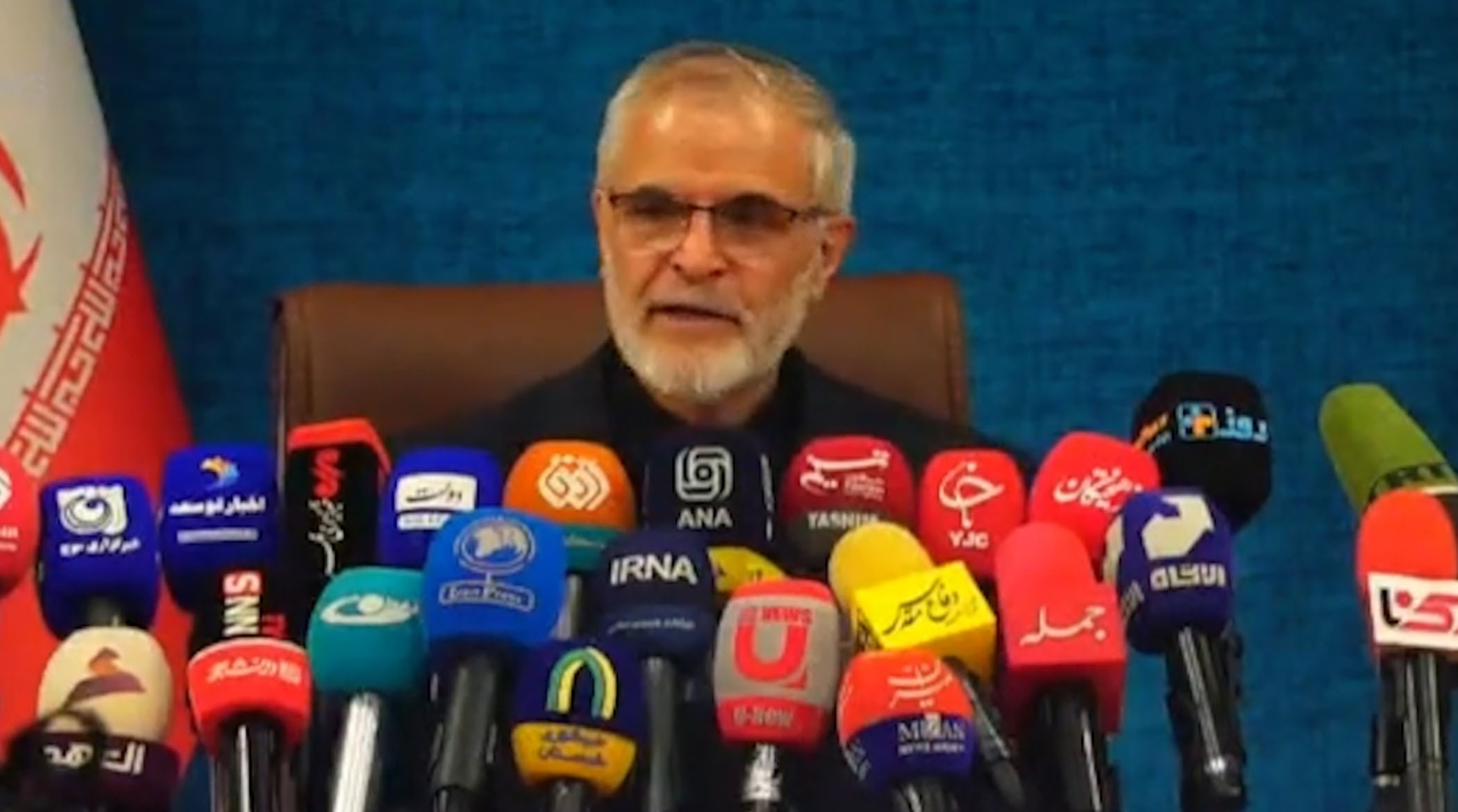 کلیات حضور آیت الله سید مجتبی خامنه‌ای و اقامه نماز بر پیکر رهبر شهید