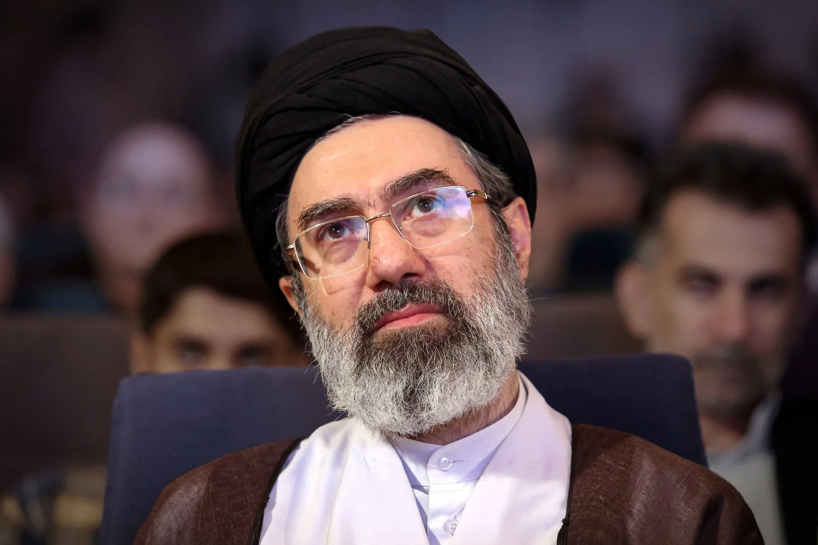 پیام رهبر انقلاب خطاب به نخبگان و مدالآوران علمی و ورزشی/ تا ساعاتی دیگر