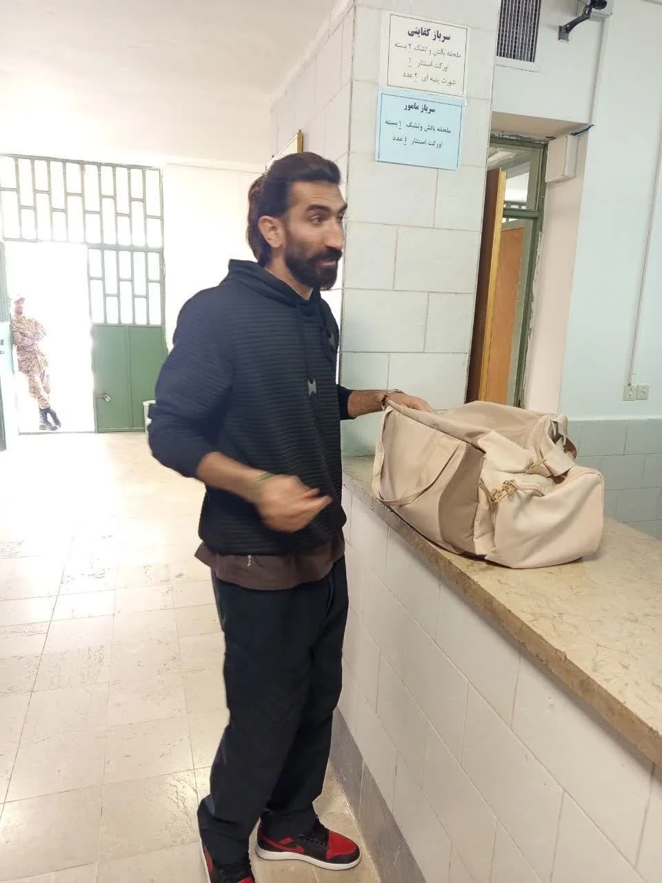 تصویری از علیرضا بیرانوند در داخل پادگان آباده