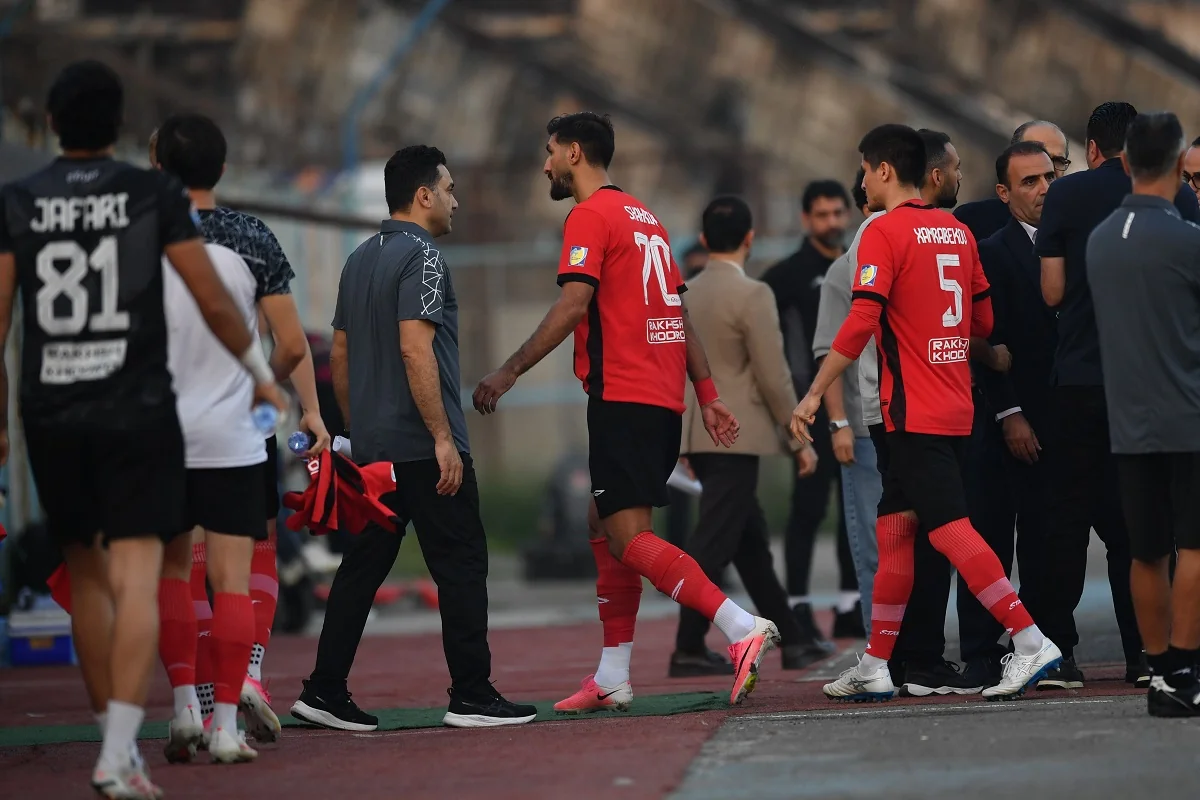 ملوان پیروز بازی جنجالی با کسر امتیاز؛ تراکتور نقره داغ شد
